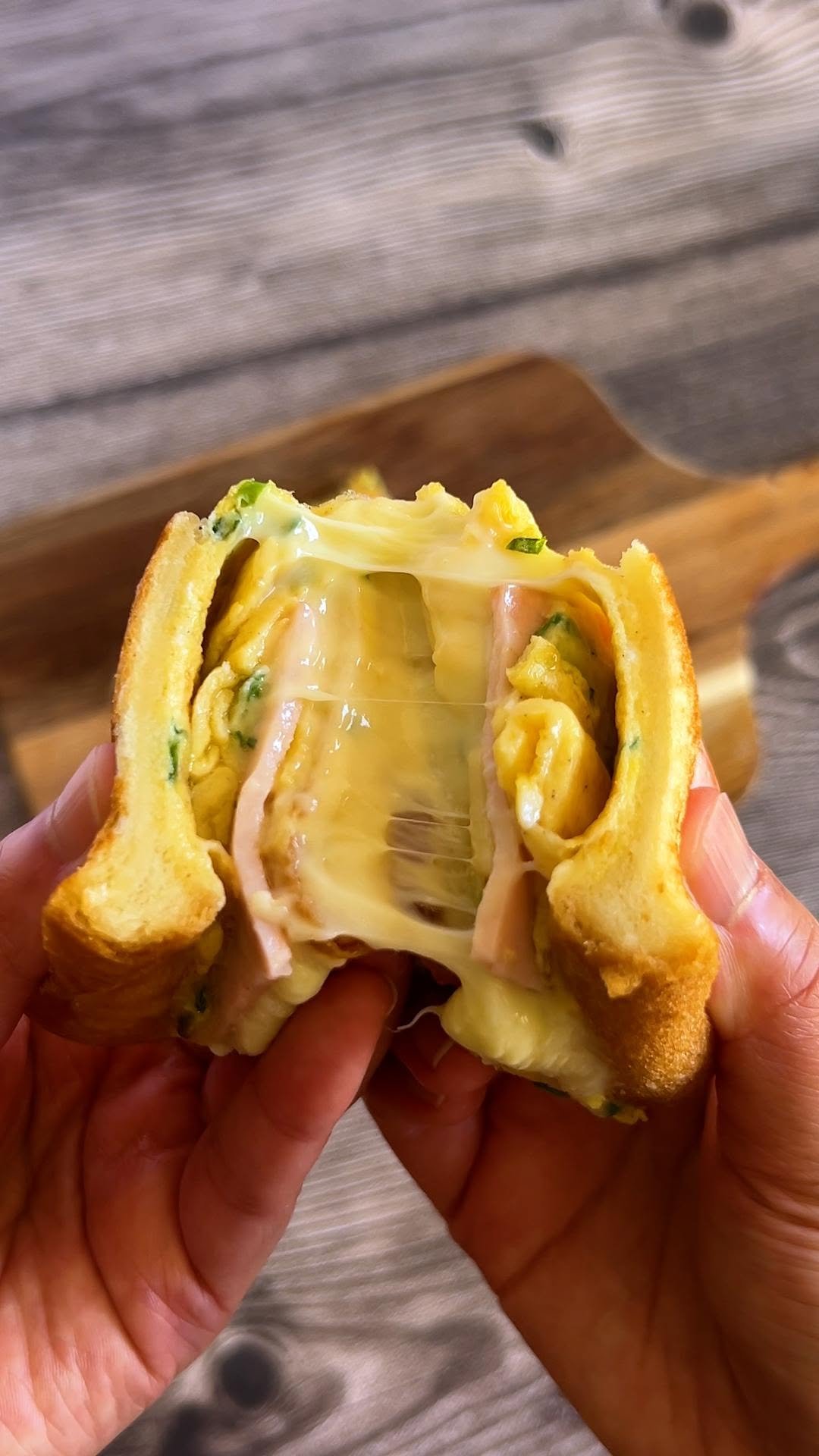 tastyjapan 게시물 이미지: 【忙しい朝はこれ一択】フライパンひとつでOK！切って流してたたむだけ、ふわとろ卵のワンパンハム...