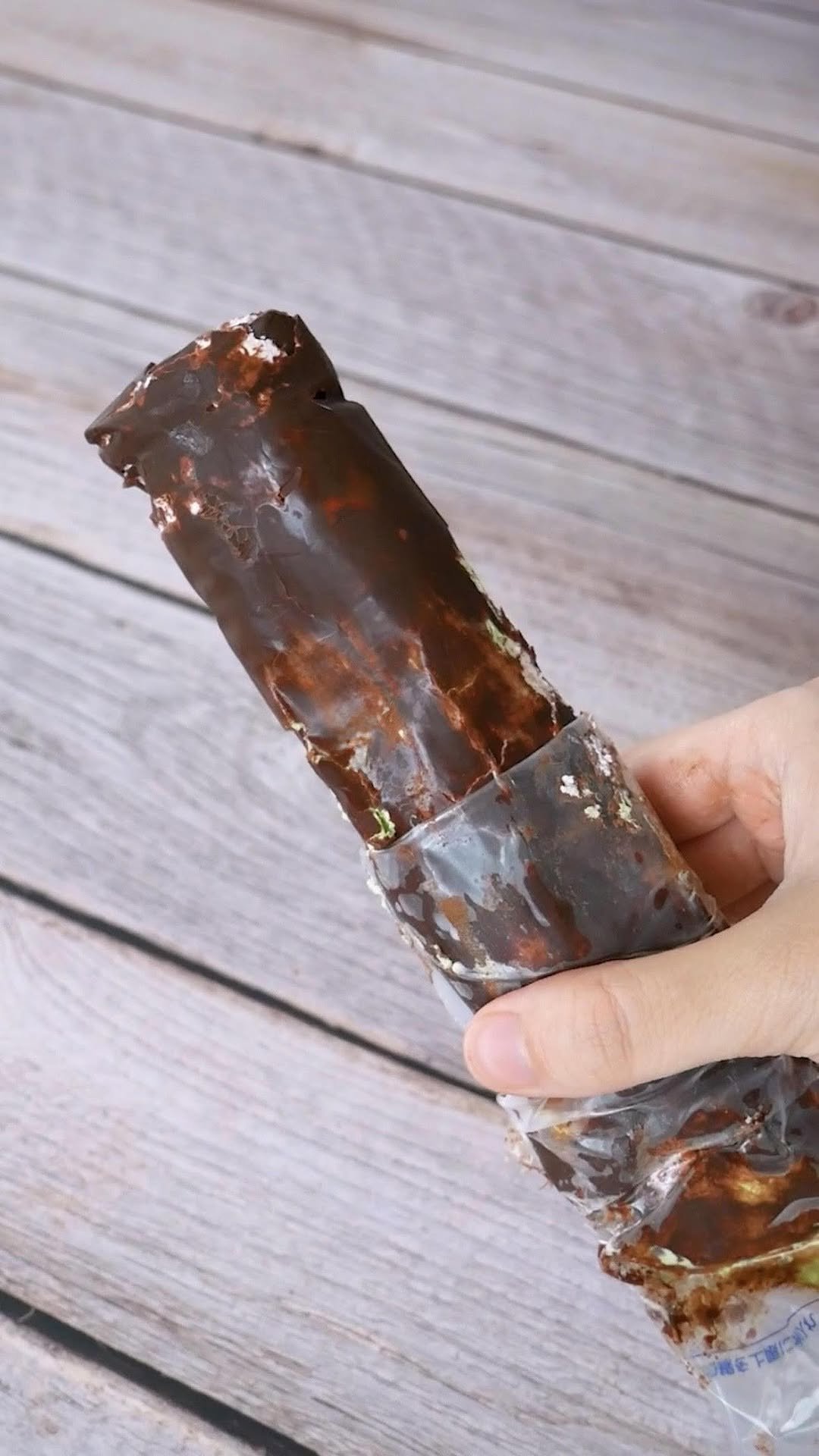 tastyjapan 게시물 이미지: 【パリパリチョコがたまらない】おうちで手作り！抹茶といちごのチョコレートアイスバー /...