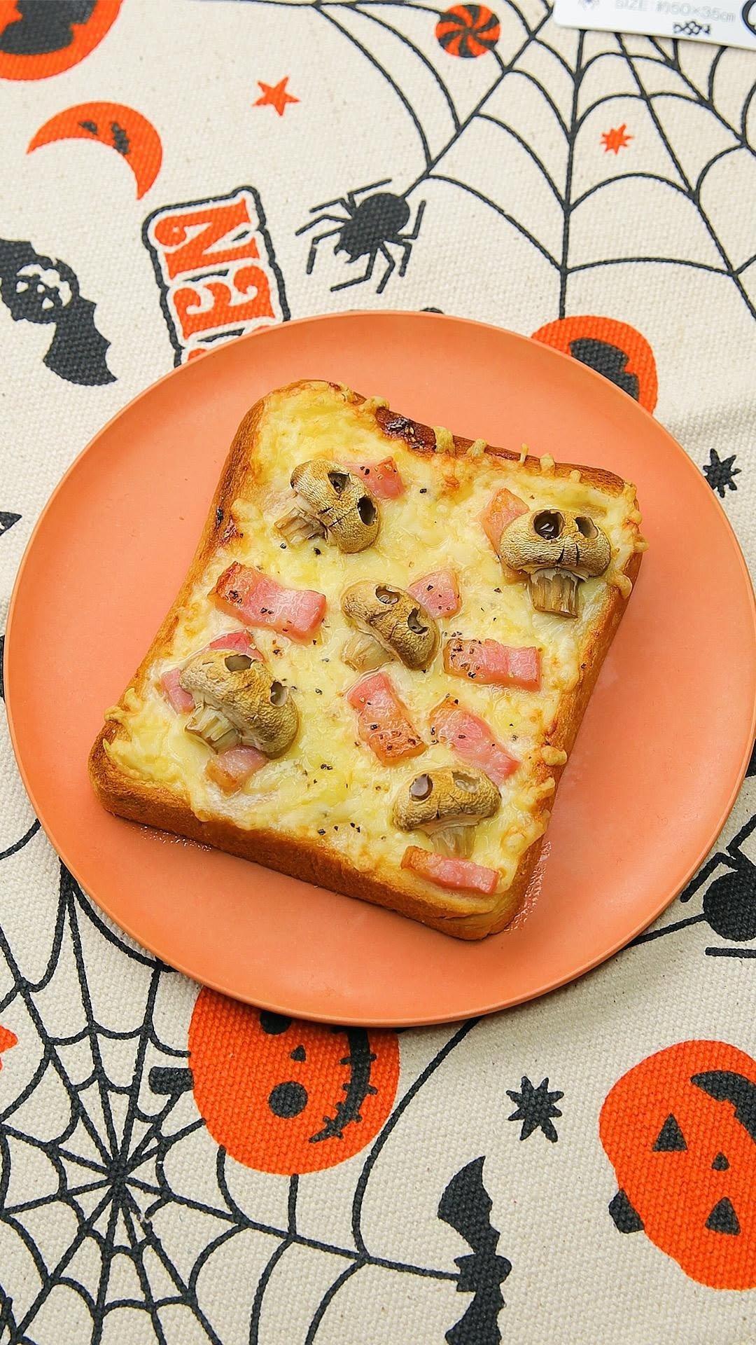 tastyjapan 게시물 이미지: 【お手軽＆ホラー！】カリカリベーコンとドクロマッシュルームのピザパンでハロウィン気分♪ /...