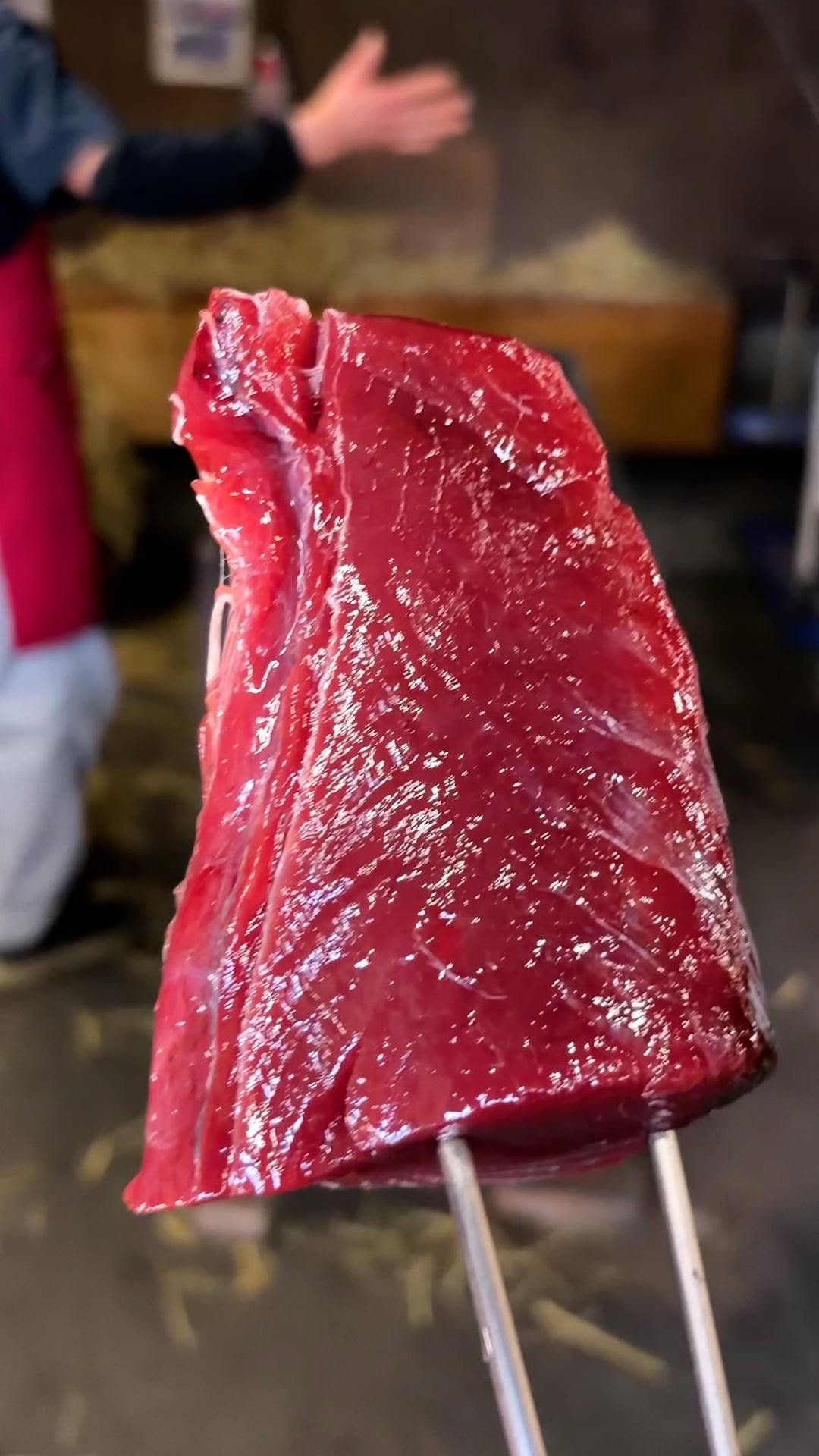 tastyjapan 게시물 이미지: 【火力も肉厚もレベチ】一瞬で焼き上げる！豪快すぎる「カツオの藁焼き」 /...