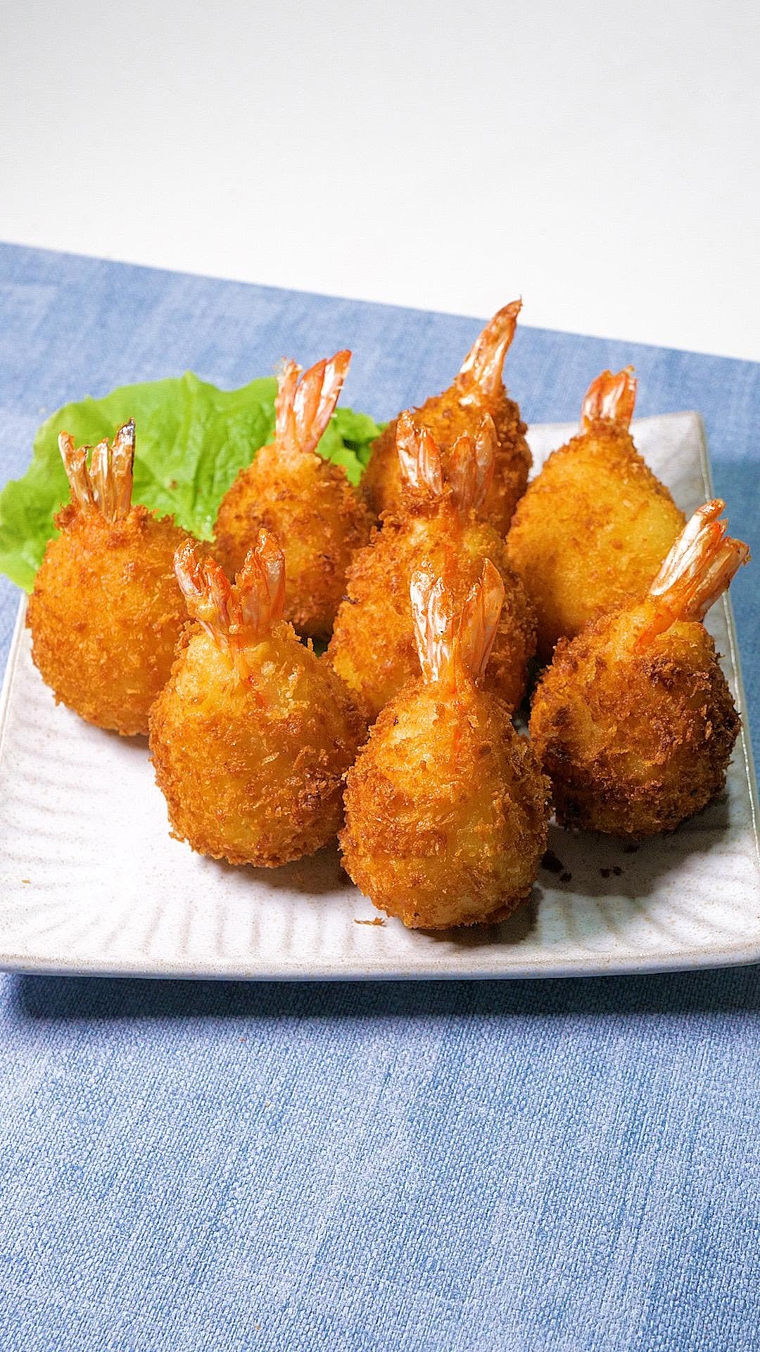 tastyjapan 게시물 이미지: 【サクふわ食感がたまらない！】映え確定！じゃがいもで包むまんまるエビフライがおいしすぎる件...