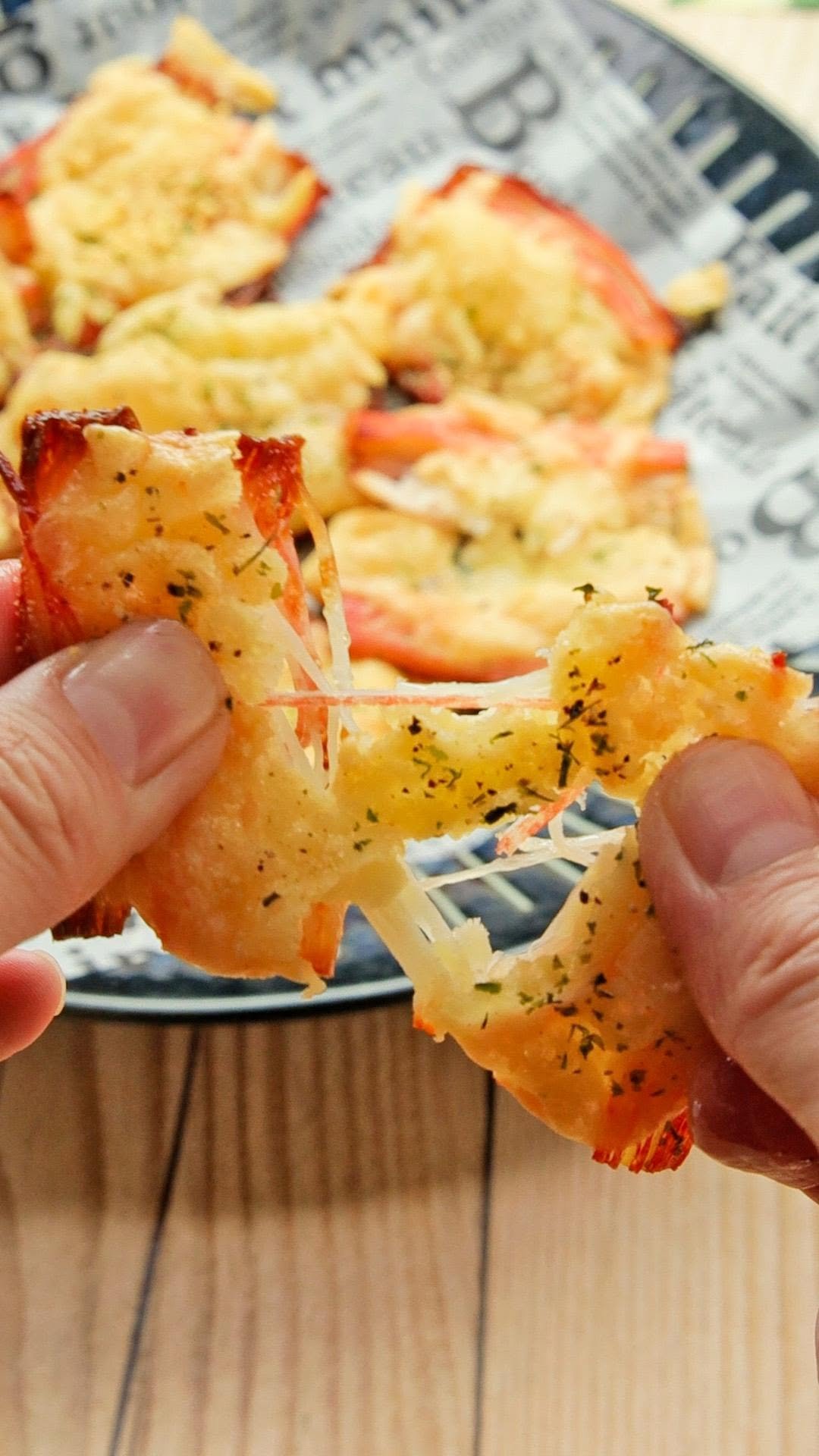 tastyjapan 게시물 이미지: 【カニカマ、ダマされたと思って焼いてみ？】もうサラダには戻れないかも...！カニカマの無限おつ...