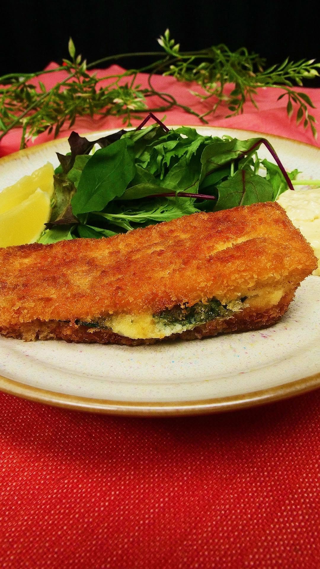 tastyjapan 게시물 이미지: 【揚げたサーモンのサクサク食感がたまらない♡】バジルの香りがアクセント！中からとろ〜りチーズの...