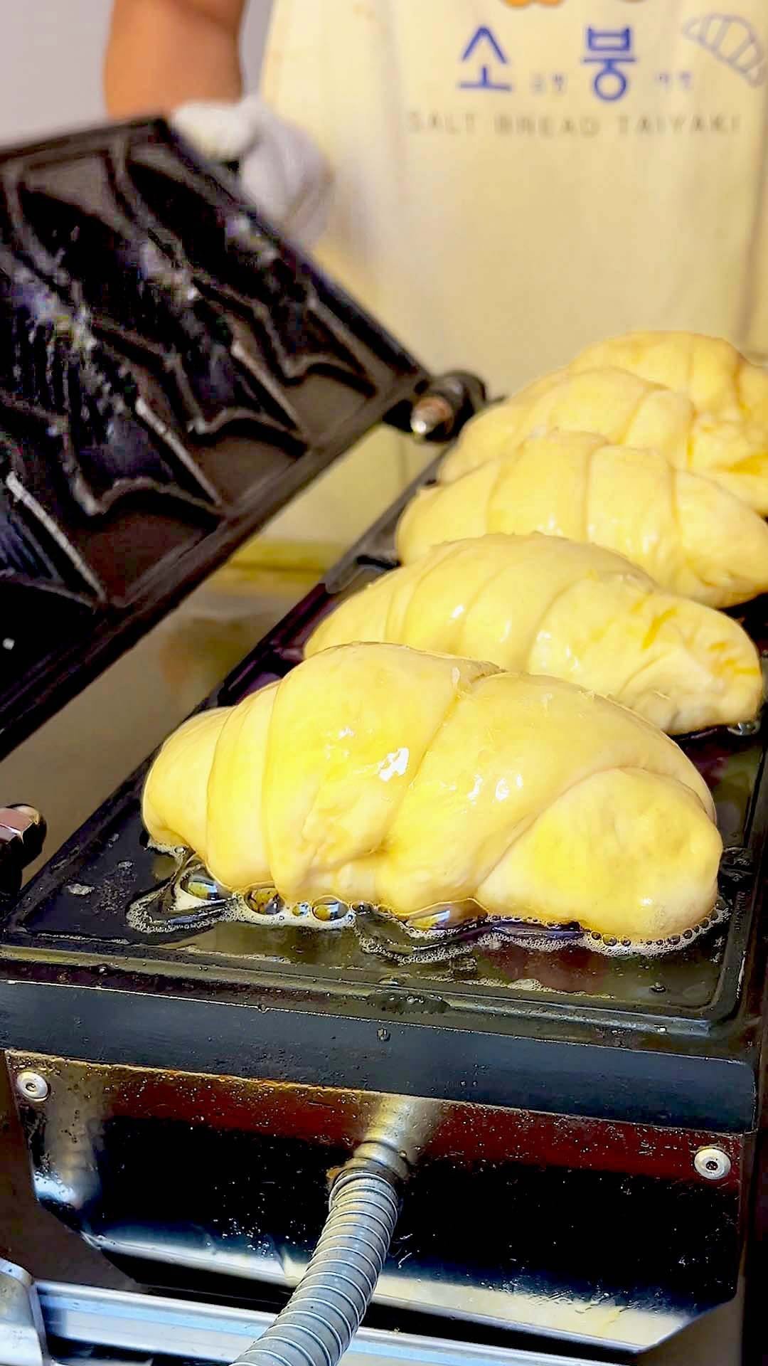tastyjapan 게시물 이미지: 【カリじゅわ〜！】何個でも食べたい！！話題沸騰の塩パンたい焼きがおいしすぎる！！ /...