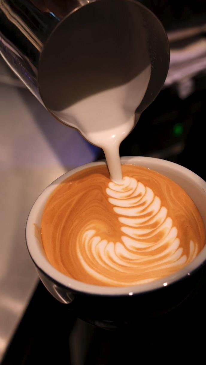 tastyjapan 게시물 이미지: 【プロの1杯】おいしくて美しい〜 ラテアートの世界☕️ / Satisfying Latte...