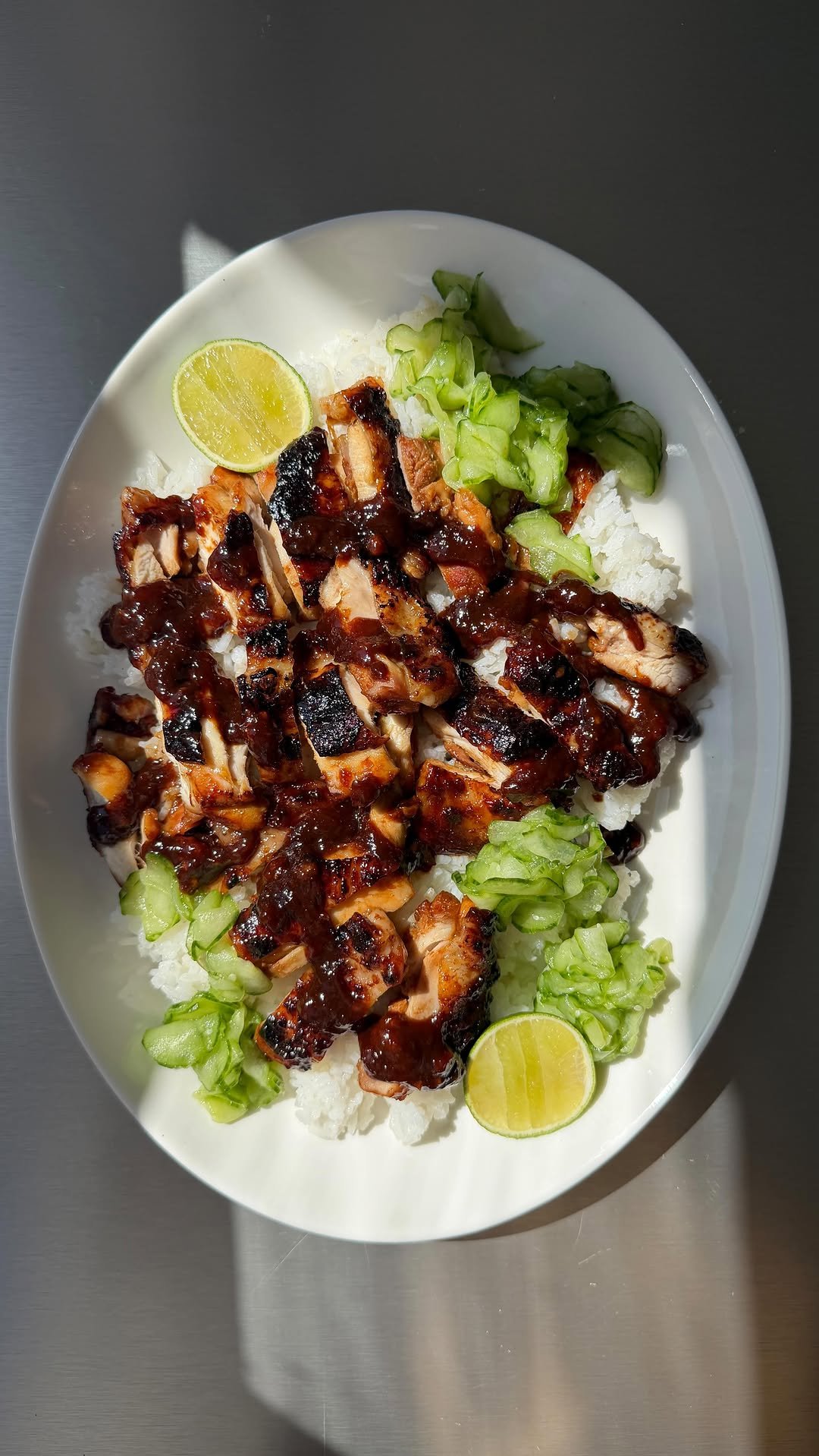 tastyuk 게시물 이미지: Sticky hoisin chicken thighs over fluffy rice...