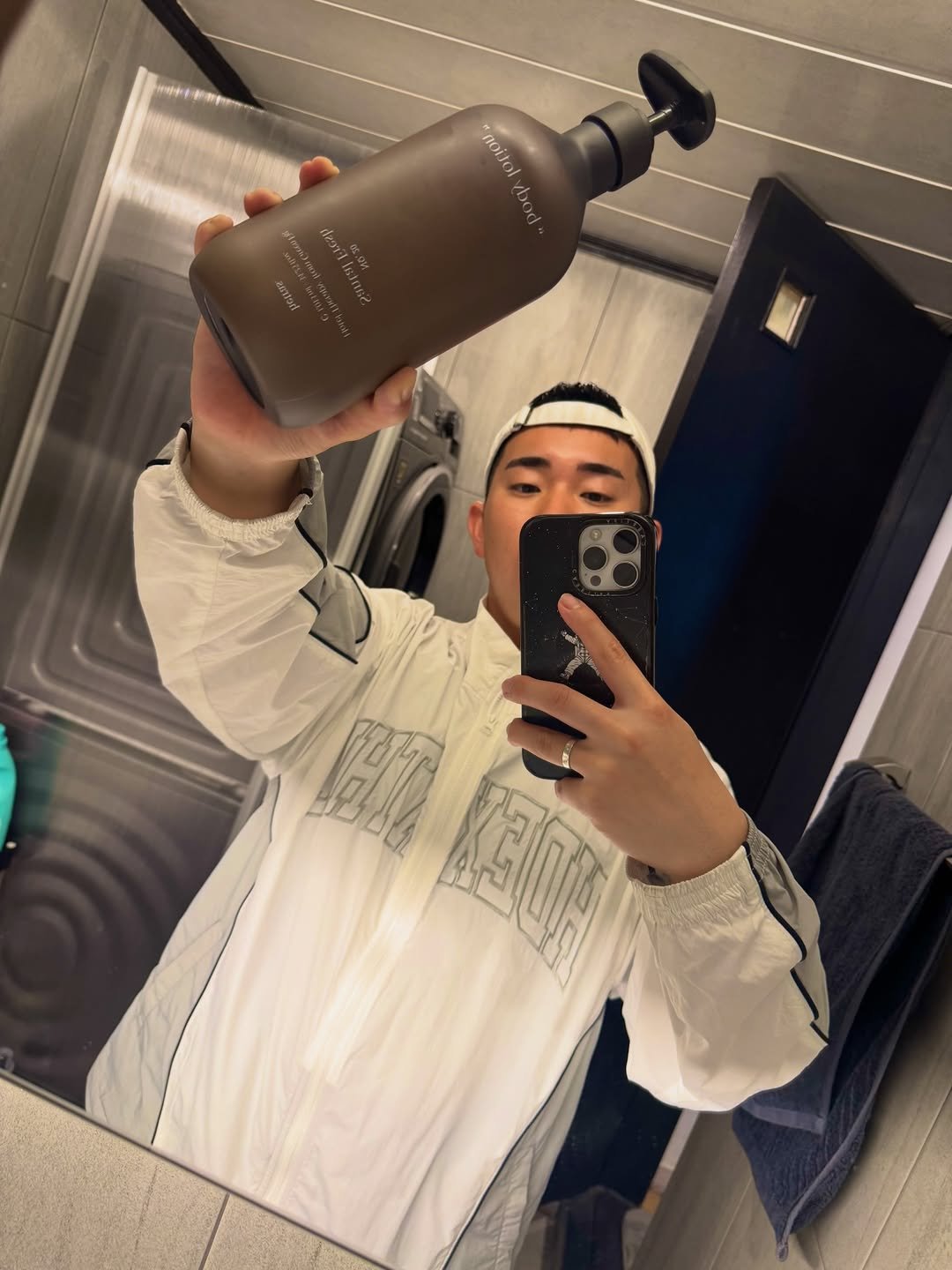 Photo shared by TATSUKI on April 04, 2026 tagging @hetras.official, and @hetras.official.jp. May be a selfie of bottle, flask, water bottle, bath robe, cornflower and text.