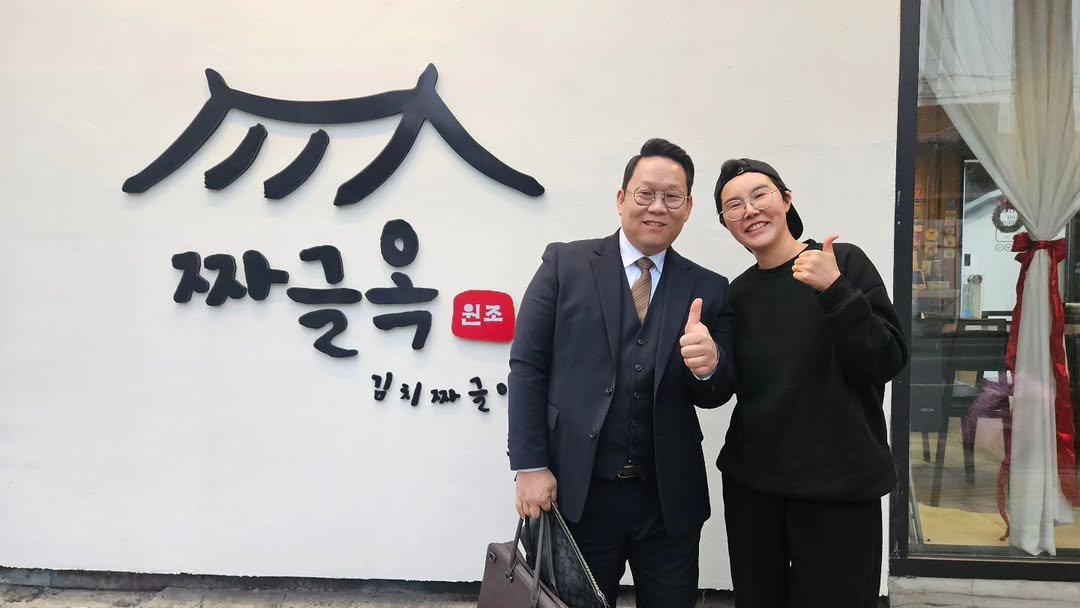 Photo shared by 택쓰브로 | 10년차 세무사ㅣ절세 잘하는 형 | 창업/부동산/증여/상속 | 창업보육전문매니저 on December 24, 2025 tagging @ok.sajang. May be an image of one or more people and text that says 'OP 刀人 짜글욕 원조 김치짜를'.