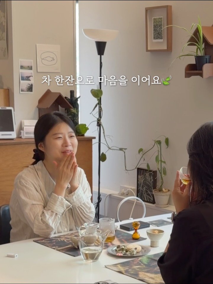 tea.ara_flows 게시물 이미지: 차 한잔으로 마음을 이어요 🍵

바쁘게 흐르는 시간 속
잠시 멈춰,
잊고 있던...