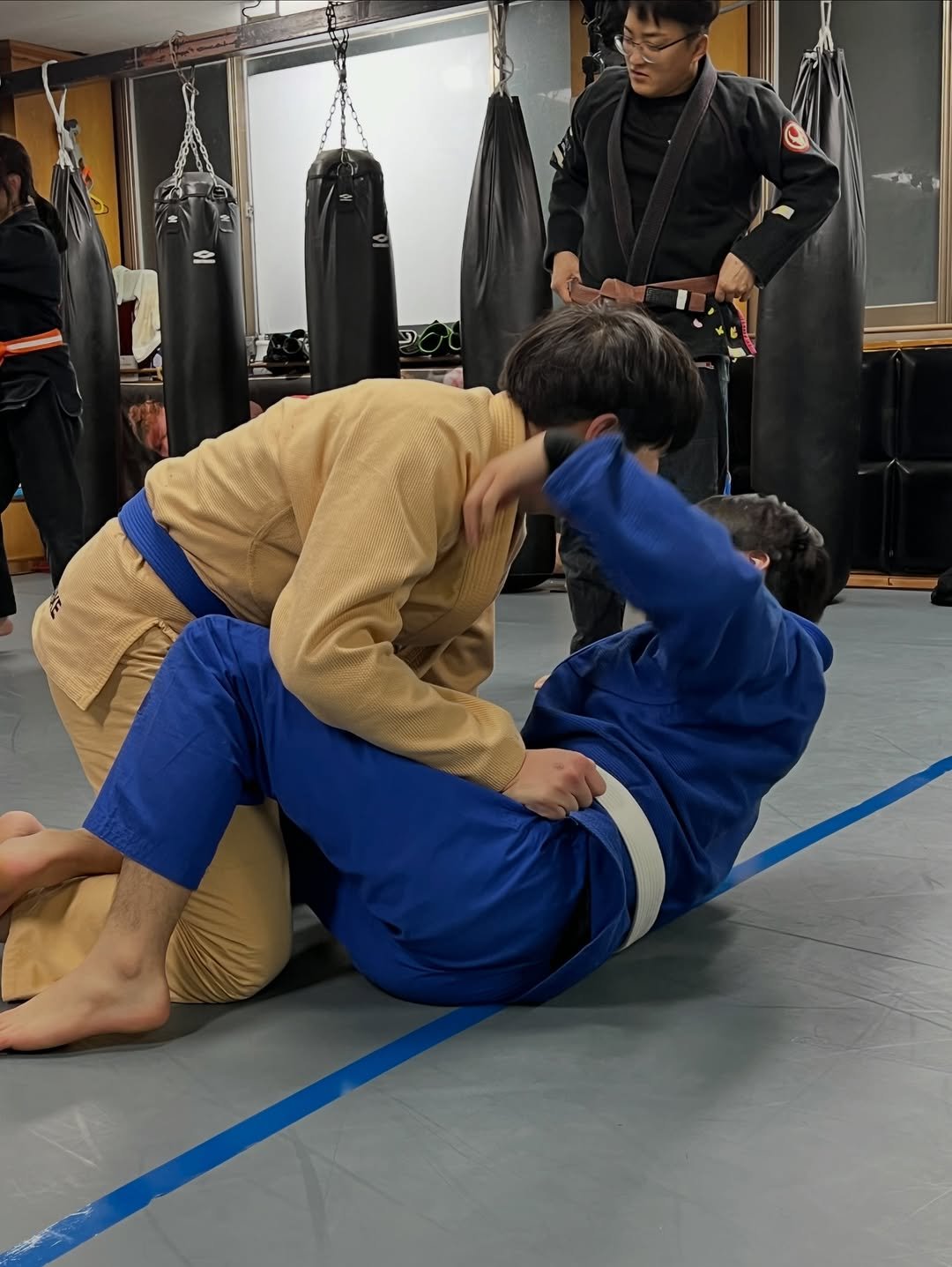 Photo by 포천 팀스트라이크 주짓수 킥복싱 호신술 on December 18, 2025. May be an image of mat, belt and text.