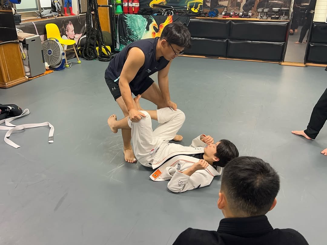 Photo by 포천 팀스트라이크 주짓수 킥복싱 호신술 on September 25, 2025. May be an image of 4 people, people performing martial arts and text.