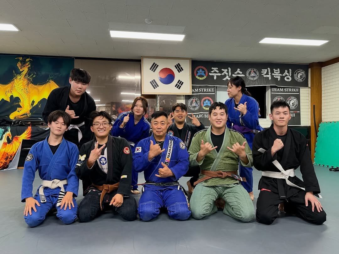 Photo by 포천 팀스트라이크 주짓수 킥복싱 호신술 on September 29, 2025. May be an image of 7 people, belt and text.