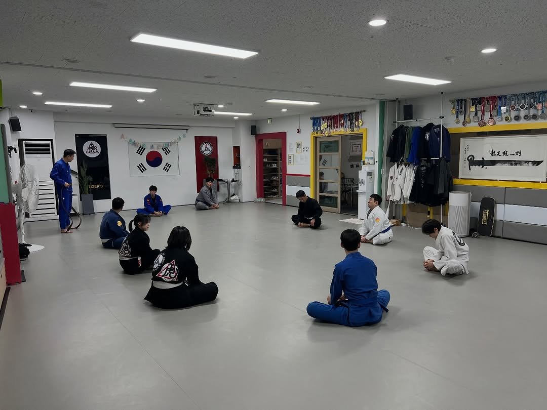 Photo by 포천 팀스트라이크 주짓수 킥복싱 호신술 on December 19, 2025. May be an image of martial arts, belt and text.