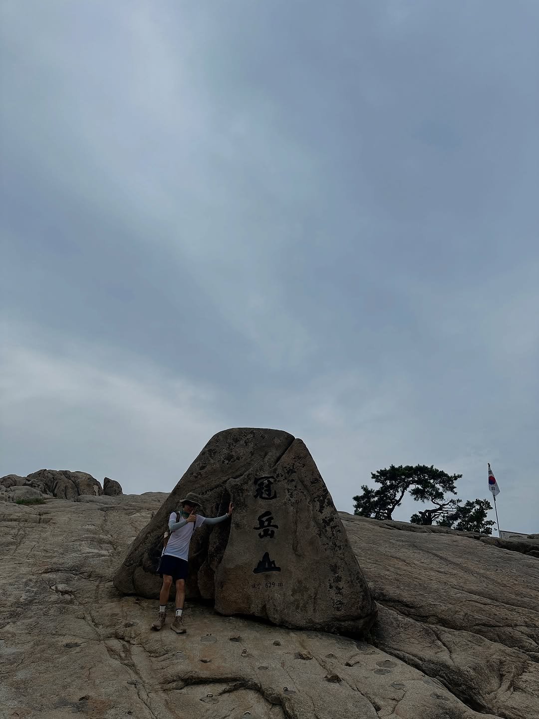 Photo by 차소년 | Tea | 티 소믈리에 on August 01, 2025. May be an image of 1 person, climbing, Mount Rushmore and text.
