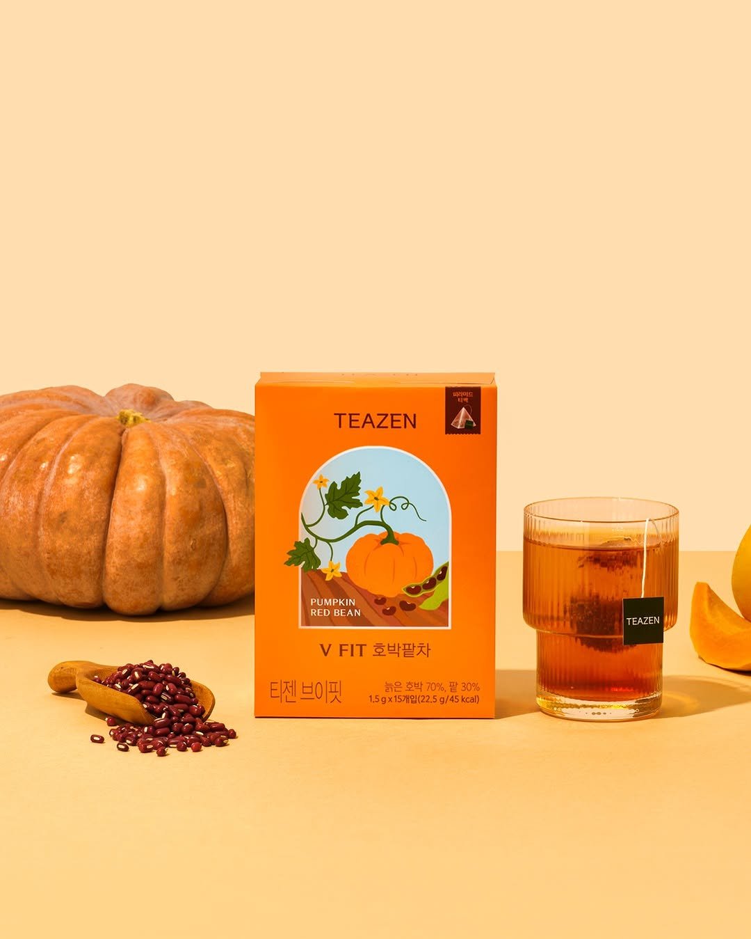 Photo by 티젠 공식 인스타그램 on November 24, 2025. May be an image of medicine, tea, spice, pumpkin, gourd and text that says 'TEAZEN PUMPKIN RED BEAN TEAZEN VFIT호박팥차 VFIT 호박팥차 티젠브이핏 1.5gx15계일(22.5g/45kcal) 의(22 눈은호박70%,관30% 티전브이핏91B기입m2.5g/45kch 30 은호박70%,'.