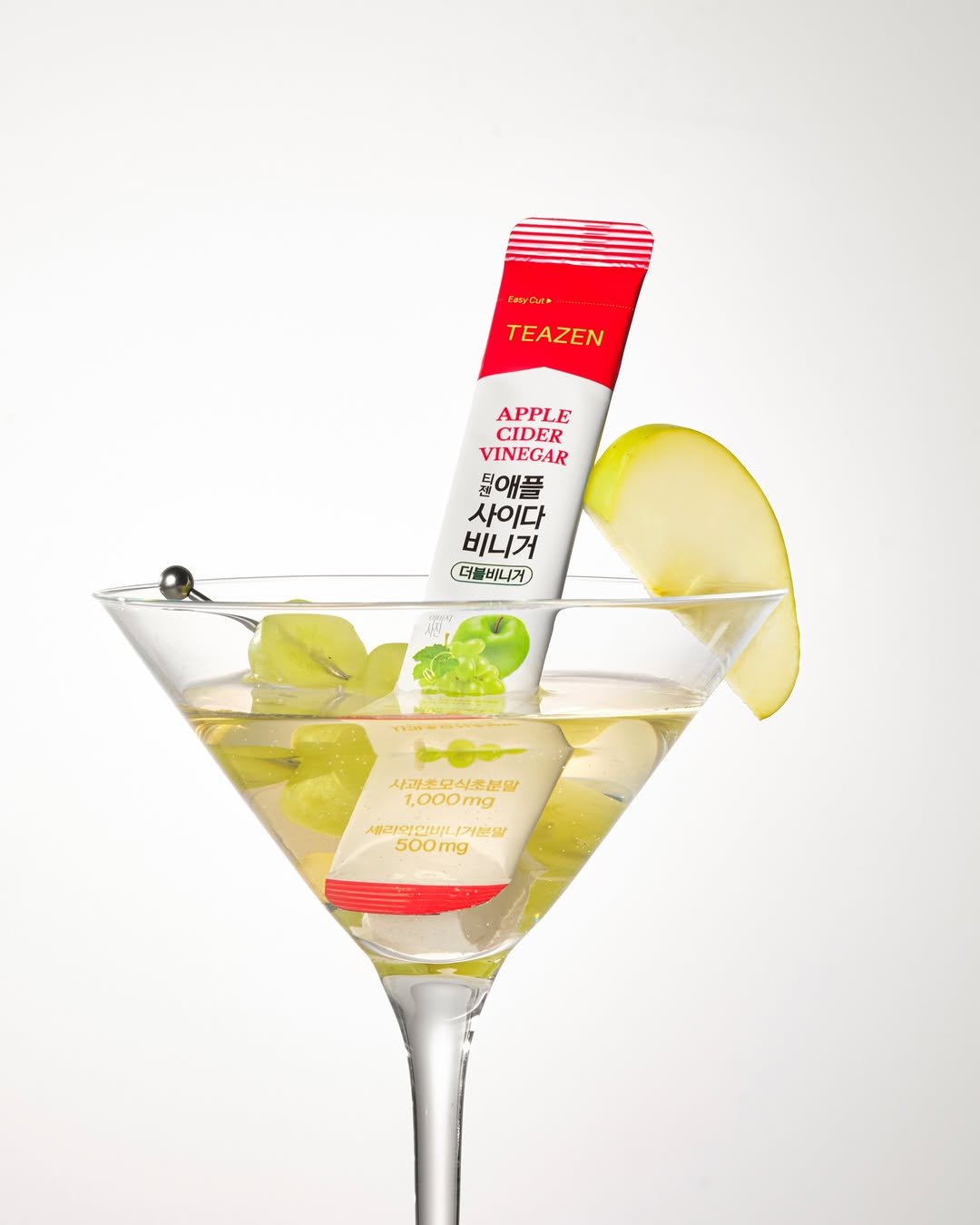 Photo by 티젠 공식 인스타그램 on December 09, 2025. May be an image of cucumber, pear, vodka and text that says 'EasyCut TEAZEN APPLE CIDER VINEGAR 톱애플 칩이 사이다 비니거 더 더블비니거 マを話なお育す 사과초모식초분말 1,000mg 세리억인바니 세리억안비니거분말 거분말 500mg'.
