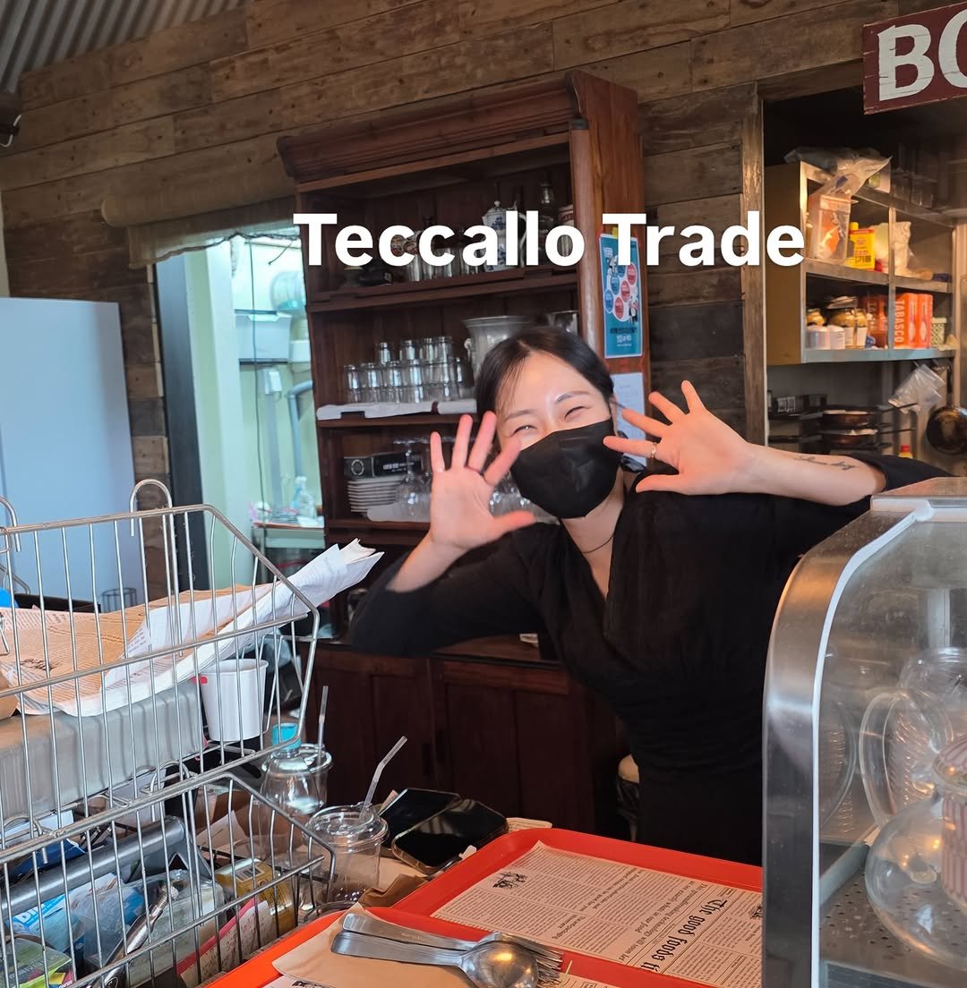 Photo by 때깔로무역 on April 24, 2026. May be an image of cornflower and text that says 'Bc Teccallo TeccalloTrade alloTrade Trade NE'.