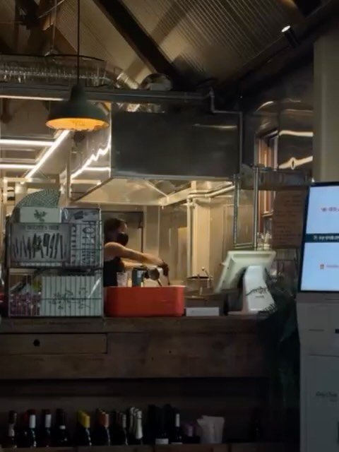 teccallo_trade 게시물 이미지: 친구네가 재오픈날 맞춰와서 찍어준 나의 짧은 영상. 저 쌍토치 들고 김원훈님께...