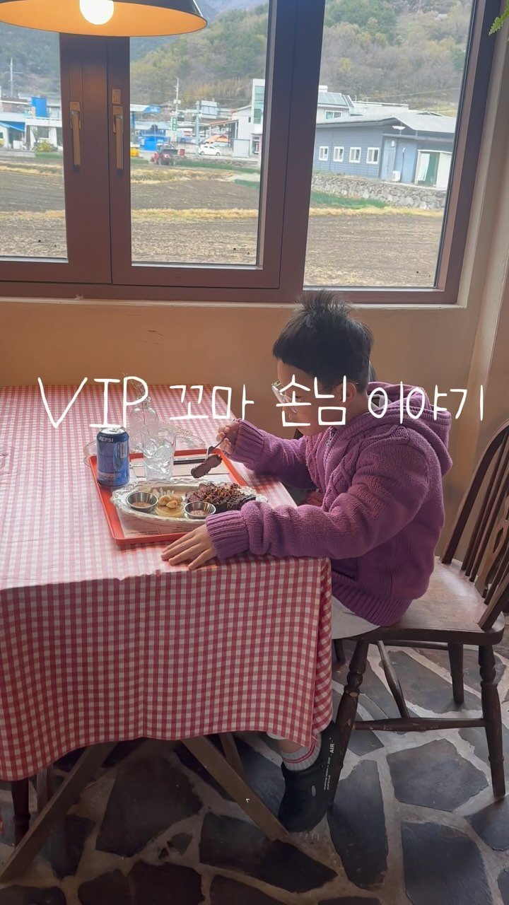 teccallo_trade 게시물 이미지: 때깔로무역 단골손님들 중에서 최연소 VIP손님인 이 꼬마친구가 혼자서 스테이크를...