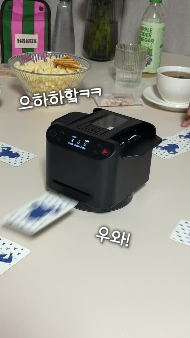 techmong 게시물 이미지: 집들이에 이거 들고 갔다 난리남ㅋㅋ 
카드를 자동으로 섞어주고 나눠주는 기계를...