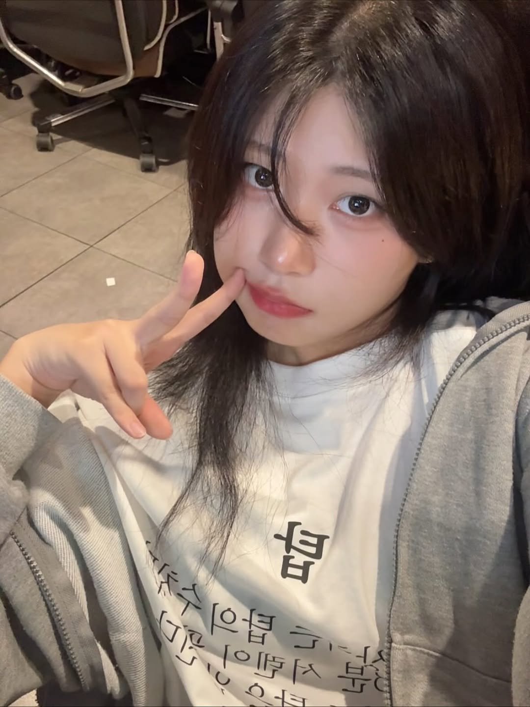 Photo by 티모짱 on October 20, 2025. May be an image of one or more people, hair, top, parka and text.