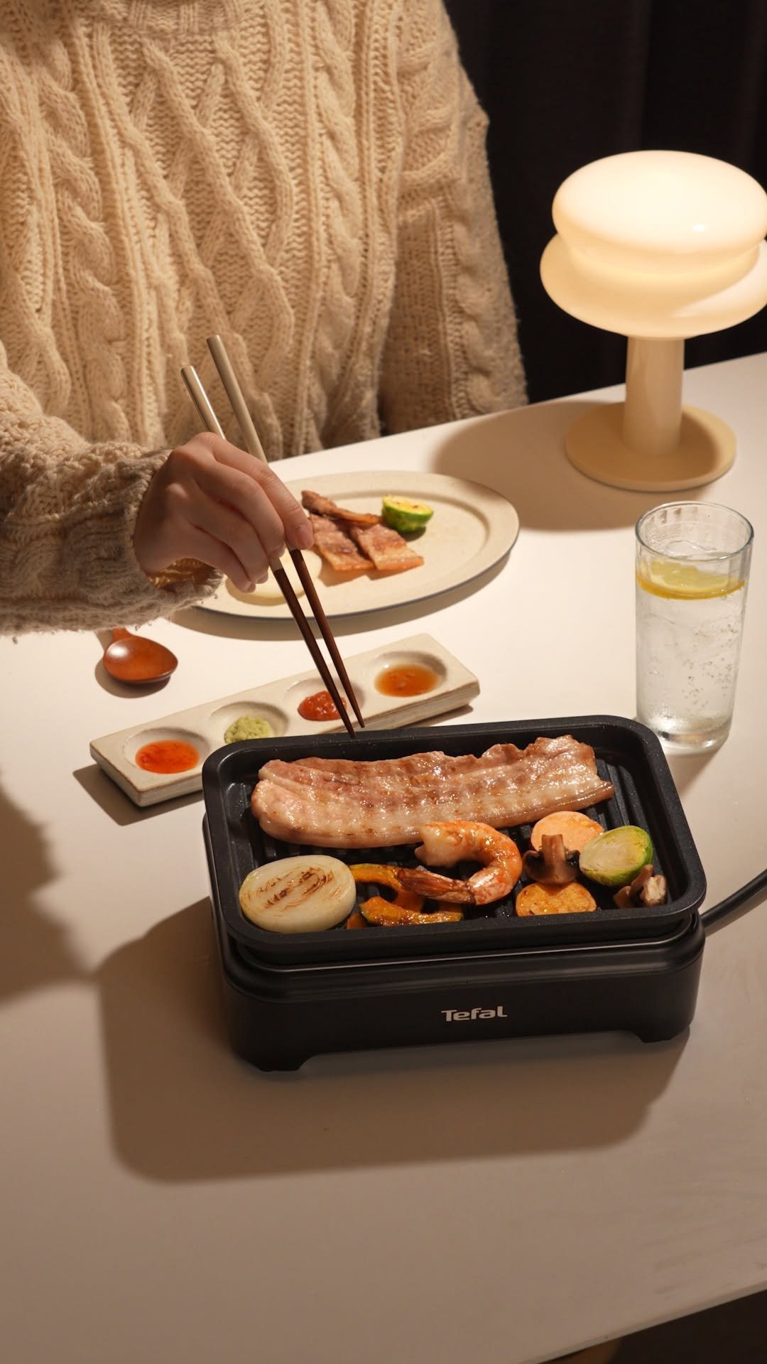 tefal_kr 게시물 이미지: 혼자여도 충분히 근사한 가을 저녁🍂 ​
노릇하게 구운 삼겹살 한 점,​
제철 대하와...