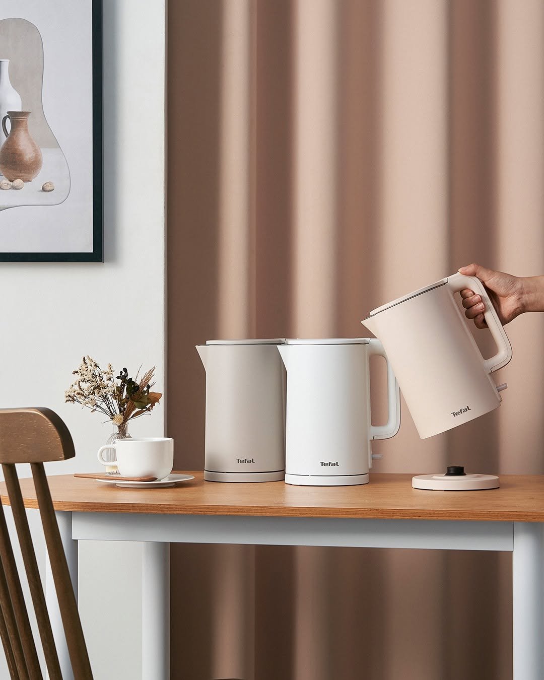 Photo by 테팔 공식 인스타그램 on November 13, 2025. May be an image of coffee cup, tea maker, carafe, coffee maker, jug, canister, cup, pitcher, lamp shade and text.