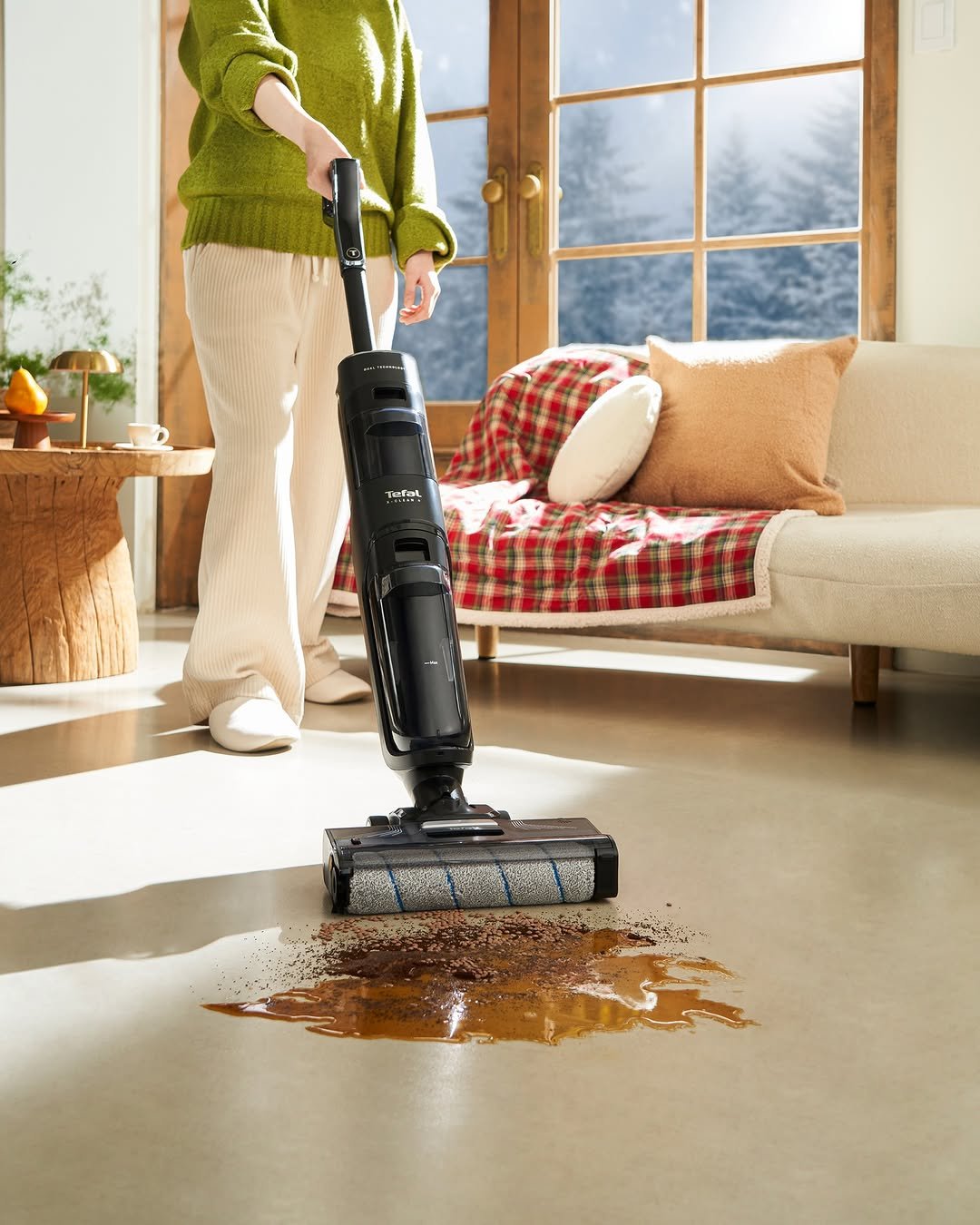 Photo by 테팔 공식 인스타그램 on December 21, 2025. May be an image of vacuum, carpet and text.