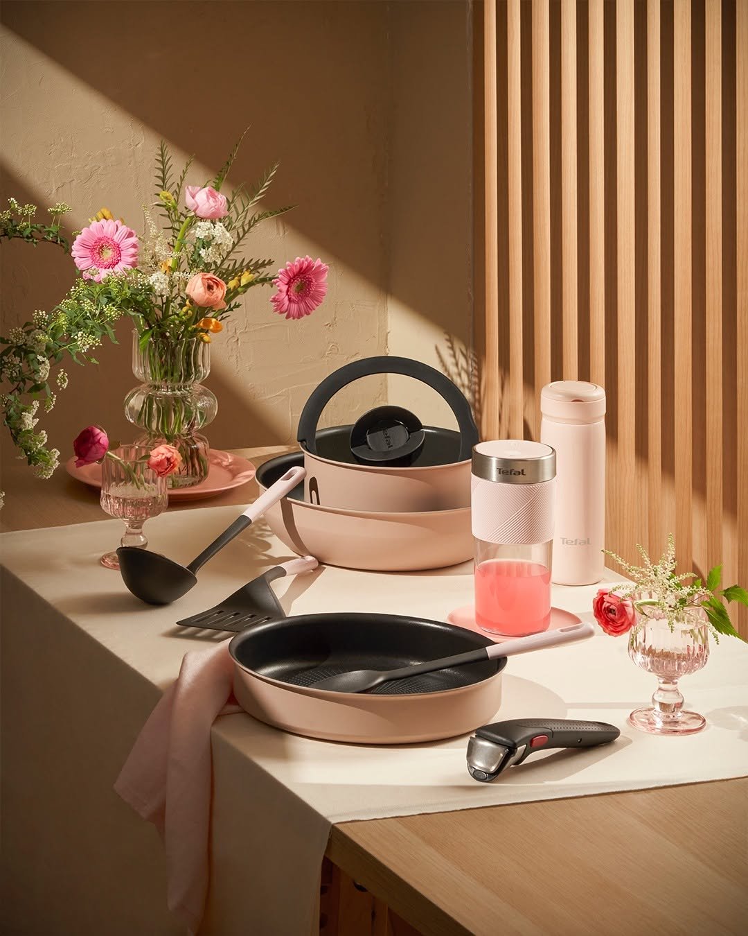 Photo by 테팔 공식 인스타그램 on March 30, 2026. May be an image of tea maker, kitchen appliance, saucepan, cooker, pot, tableware and text.