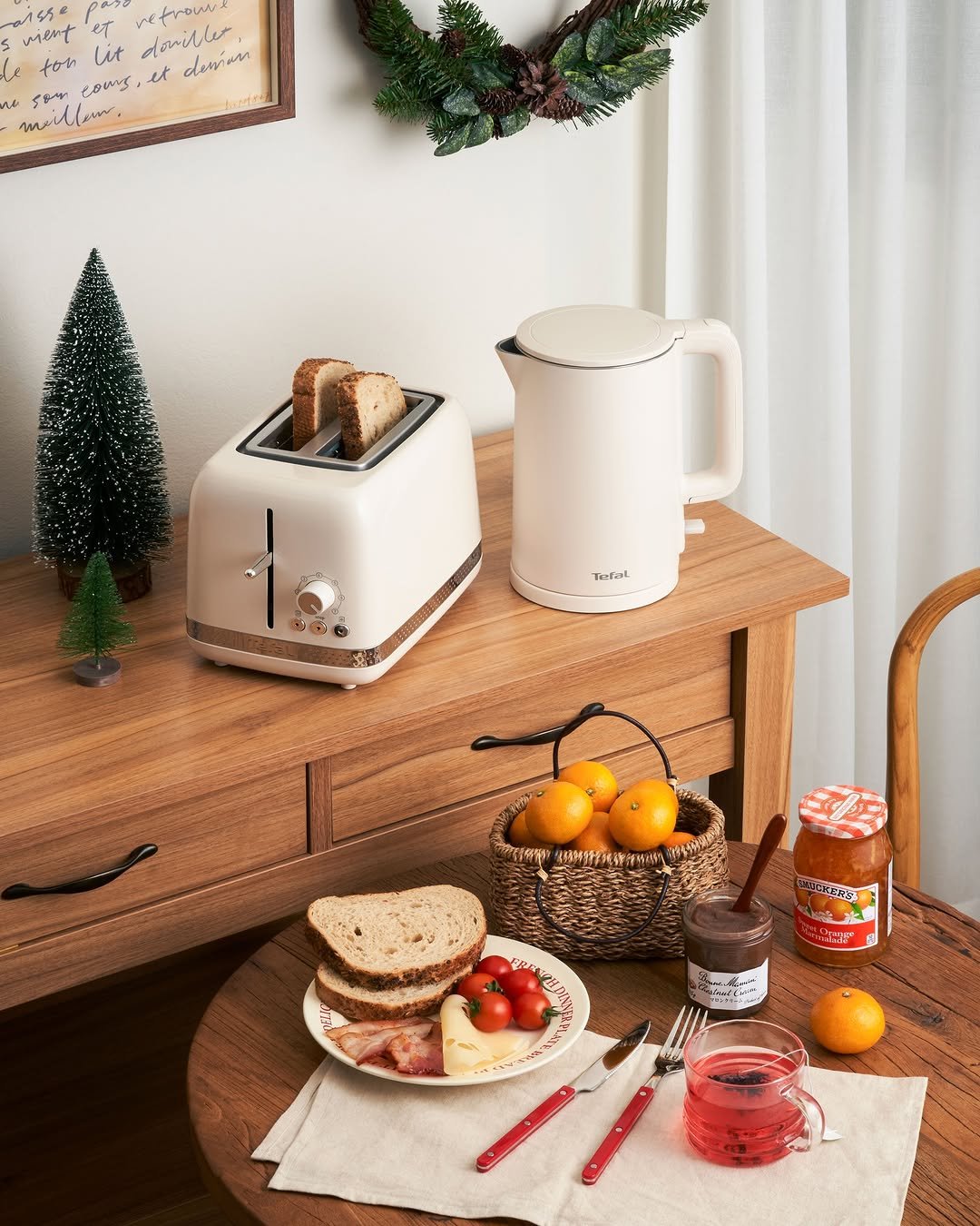 Photo by 테팔 공식 인스타그램 on December 03, 2025. May be an image of tea maker, toast, coffee maker, kitchen appliance and text.