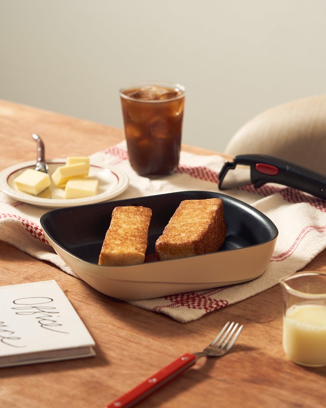 Photo by 테팔 공식 인스타그램 on April 02, 2026. May be an image of toast, cutlery, saucepan and text.