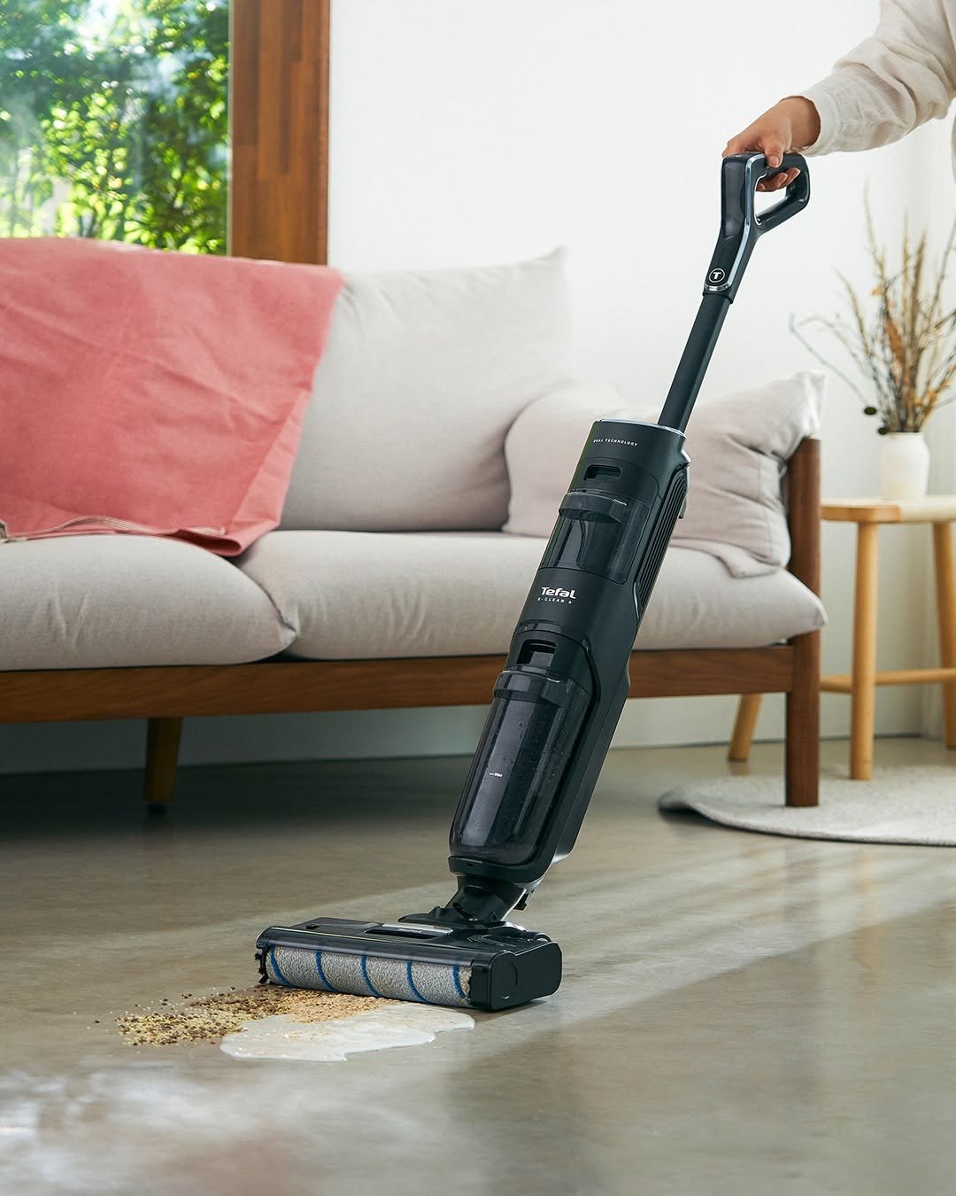 Photo by 테팔 공식 인스타그램 on October 27, 2025. May be an image of scraper, dustpan, vacuum, carpet and text.