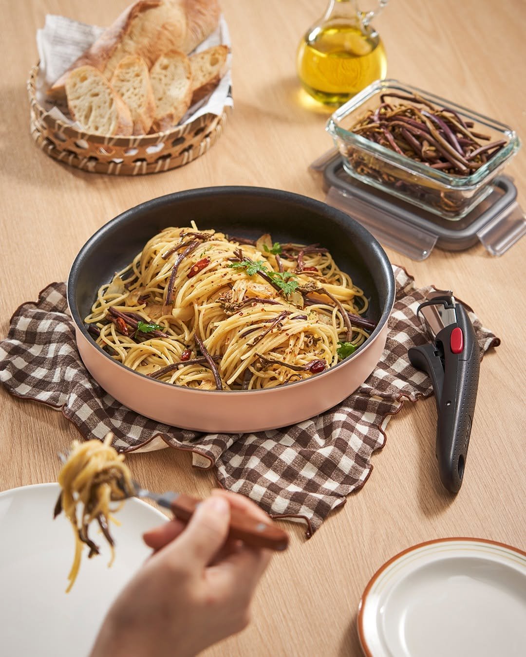 Photo by 테팔 공식 인스타그램 on February 18, 2026. May be an image of pasta, spaghetti, cutlery, tongs, saucepan, noodles and text.