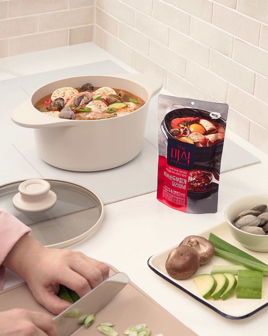 Photo by 테팔 공식 인스타그램 on January 29, 2026. May be an image of cooker, steamer, canister, pot, kitchen appliance and text.