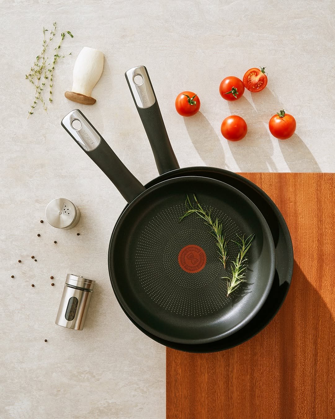 Photo by 테팔 공식 인스타그램 on September 29, 2025. May be an image of saucepan and text.
