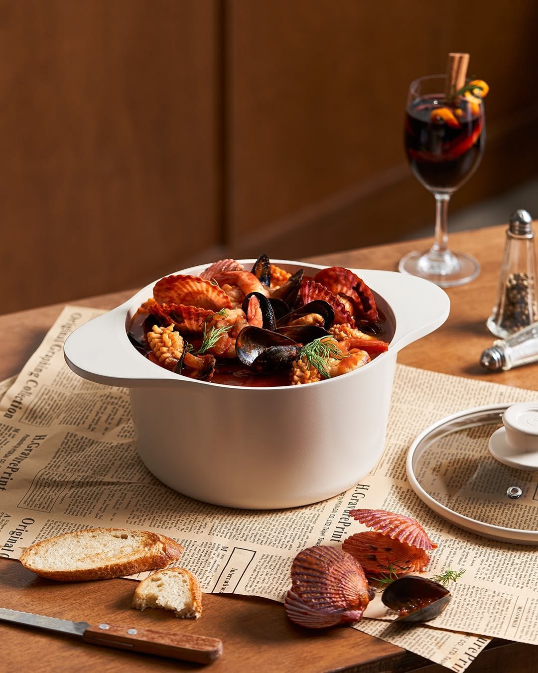 Photo by 테팔 공식 인스타그램 on December 16, 2025. May be an image of pasta, paella, ossobuco, pot, sauce, tableware and text.