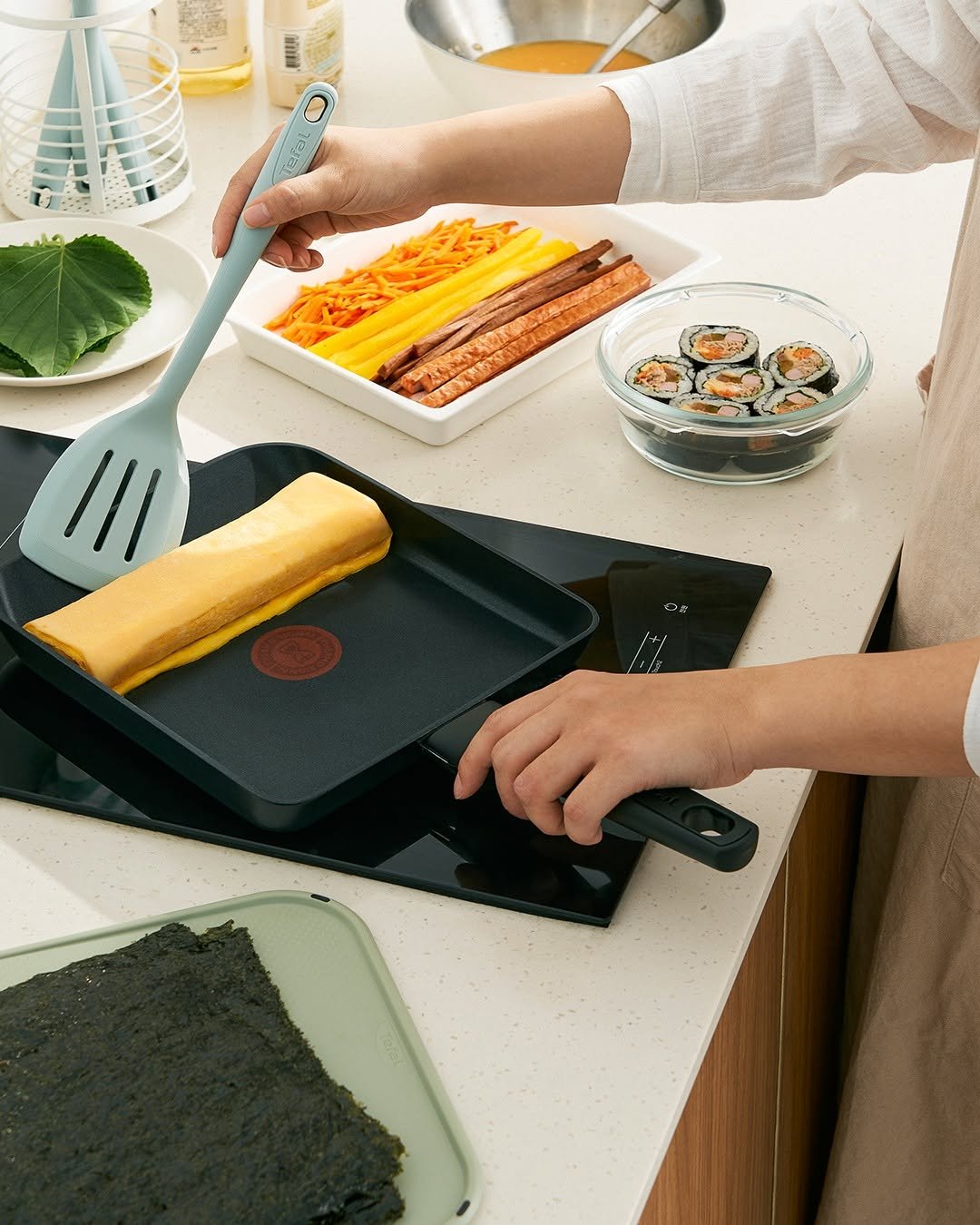 Photo by 테팔 공식 인스타그램 on October 22, 2025. May be an image of cutlery, tongs, kitchen appliance, spatula, cooker and text.