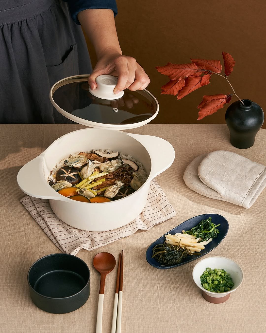 Photo by 테팔 공식 인스타그램 on November 11, 2025. May be an image of chinaware, pot, chopsticks, bowl, vegetable and text.