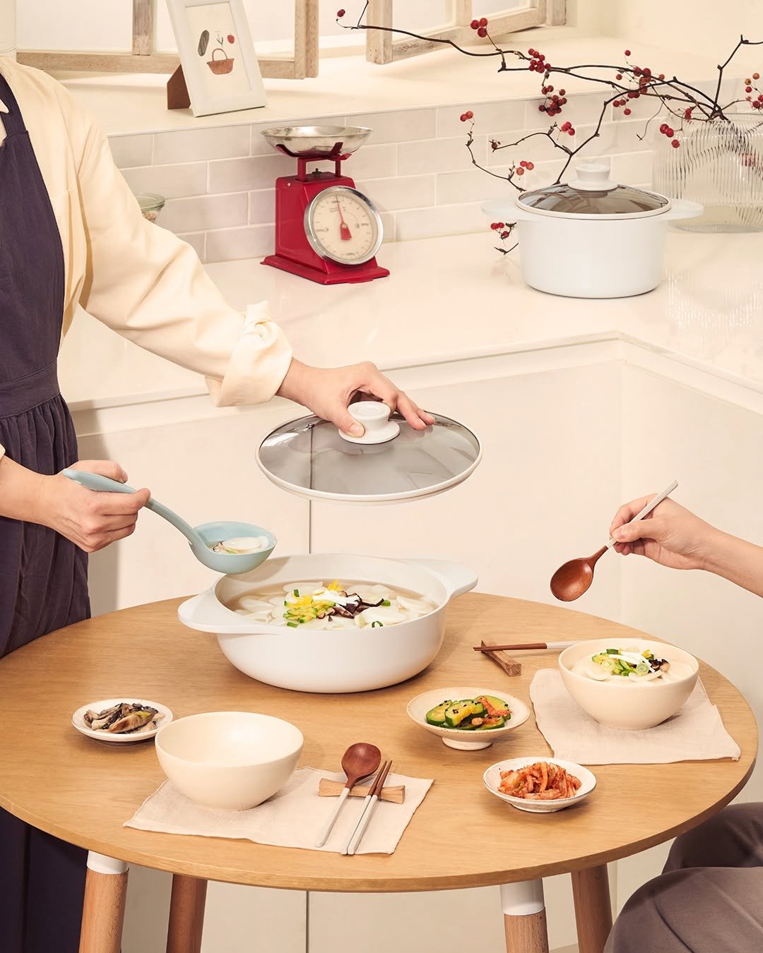 Photo by 테팔 공식 인스타그램 on January 01, 2026. May be an image of fork, measuring cups, pot, spoon, spatula, bowl and text.