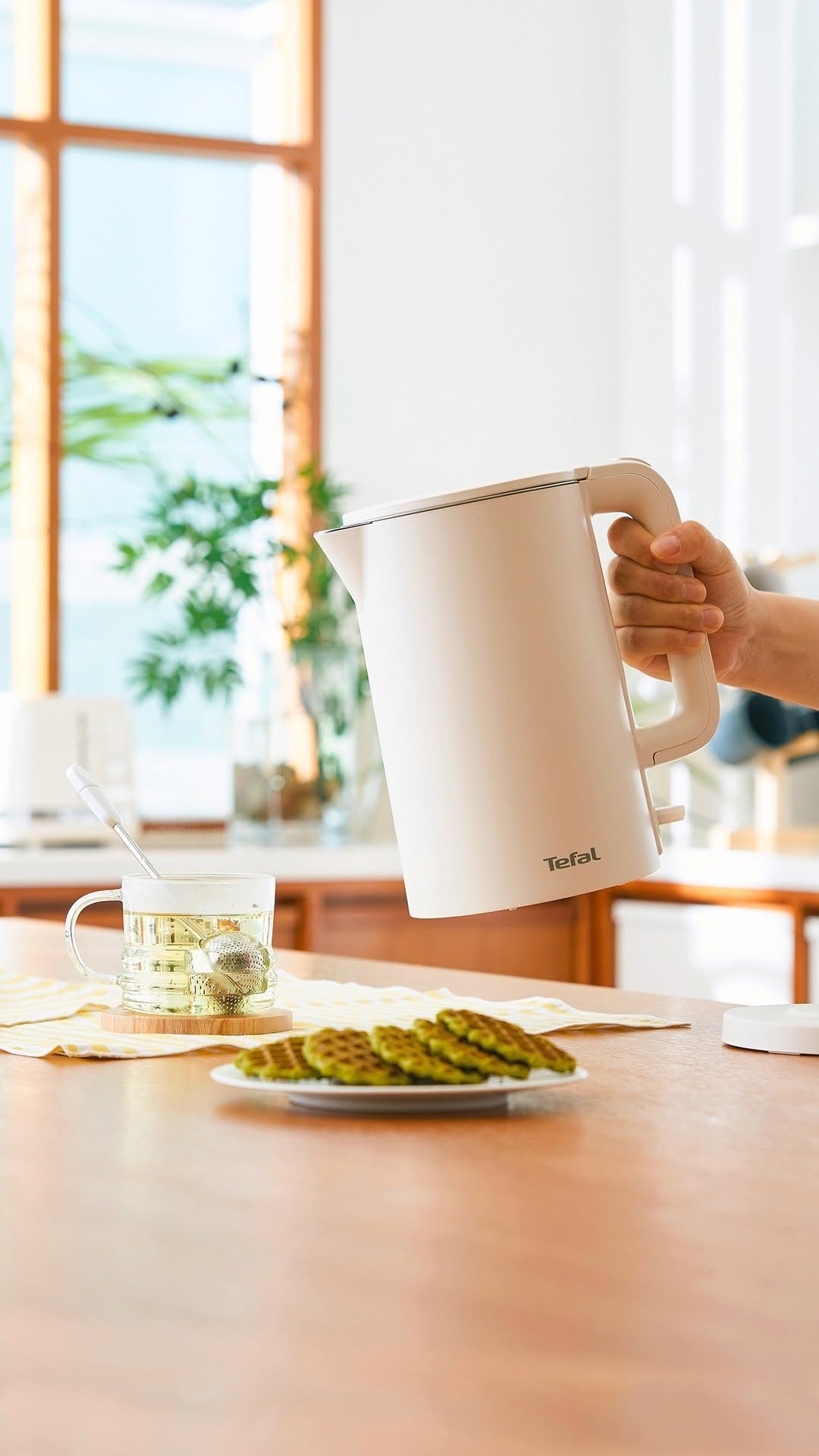 tefal_kr 게시물 이미지: 끓는 전기포트 잡았다가 앗-뜨거워!​
손이 닿아 깜짝 놀란 적 있나요?​

이젠...