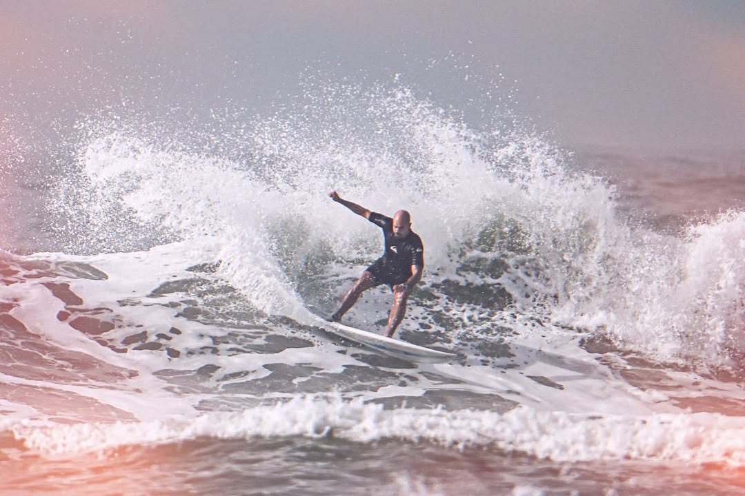Photo by TEᗰ ᗩᔕ Oᑎᗪᗩ in Guarujá, Brazil. May be an image of surfboard, wetsuit, ocean, water and text.