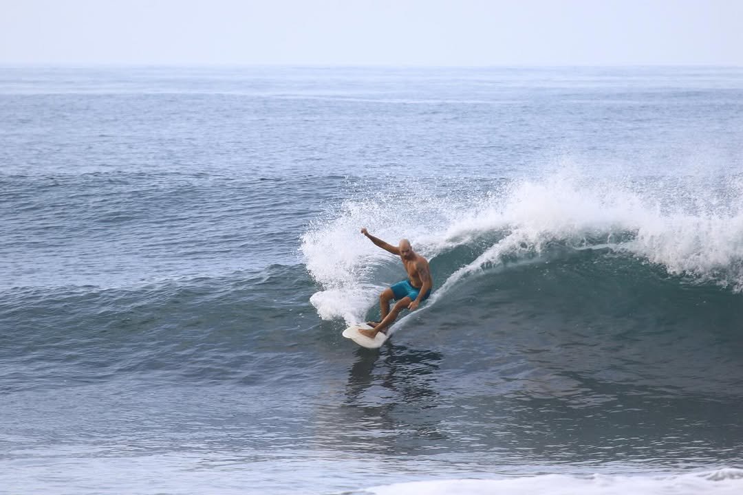 Photo by TEᗰ ᗩᔕ Oᑎᗪᗩ in Km 59 El Salvador. May be an image of surfboard, water, ocean and text.