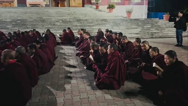 tenzin_dawa090f 게시물 이미지: 今晚宗薩佛學院僧眾們念誦現觀莊嚴論
རྫོང་སར་བཤད་གྲྭའི་དགེ་འདུན་པས...