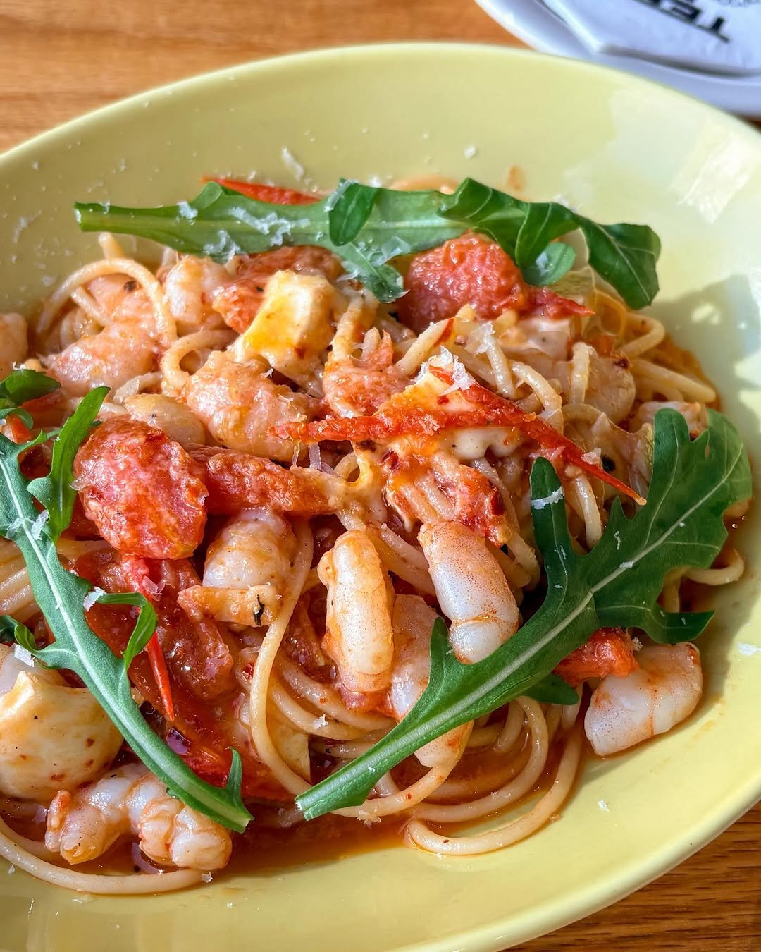 Photo shared by 송도 브런치 키친 테리토리 on February 05, 2026 tagging @territory_official_. May be an image of shrimp, pasta, prawn, spaghetti, noodles and text.