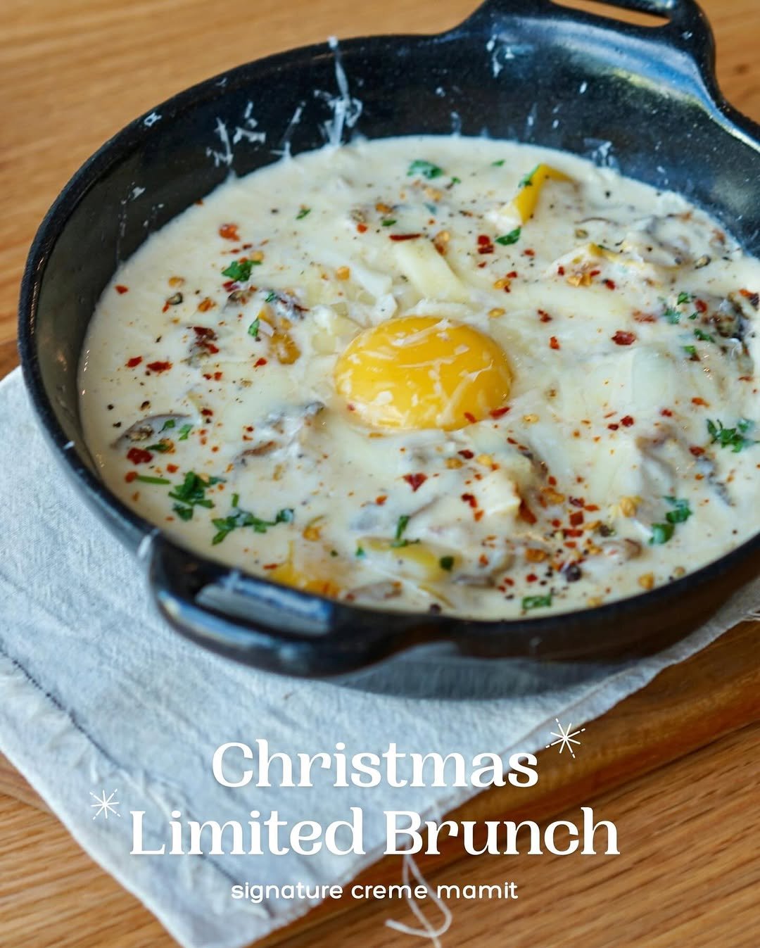 Photo by 송도 브런치 카페 테리토리 on December 18, 2025. May be an image of poached egg, egg yolk, toast, grits and text that says 'dena Christmas Limited Brunch signature creme mamit'.