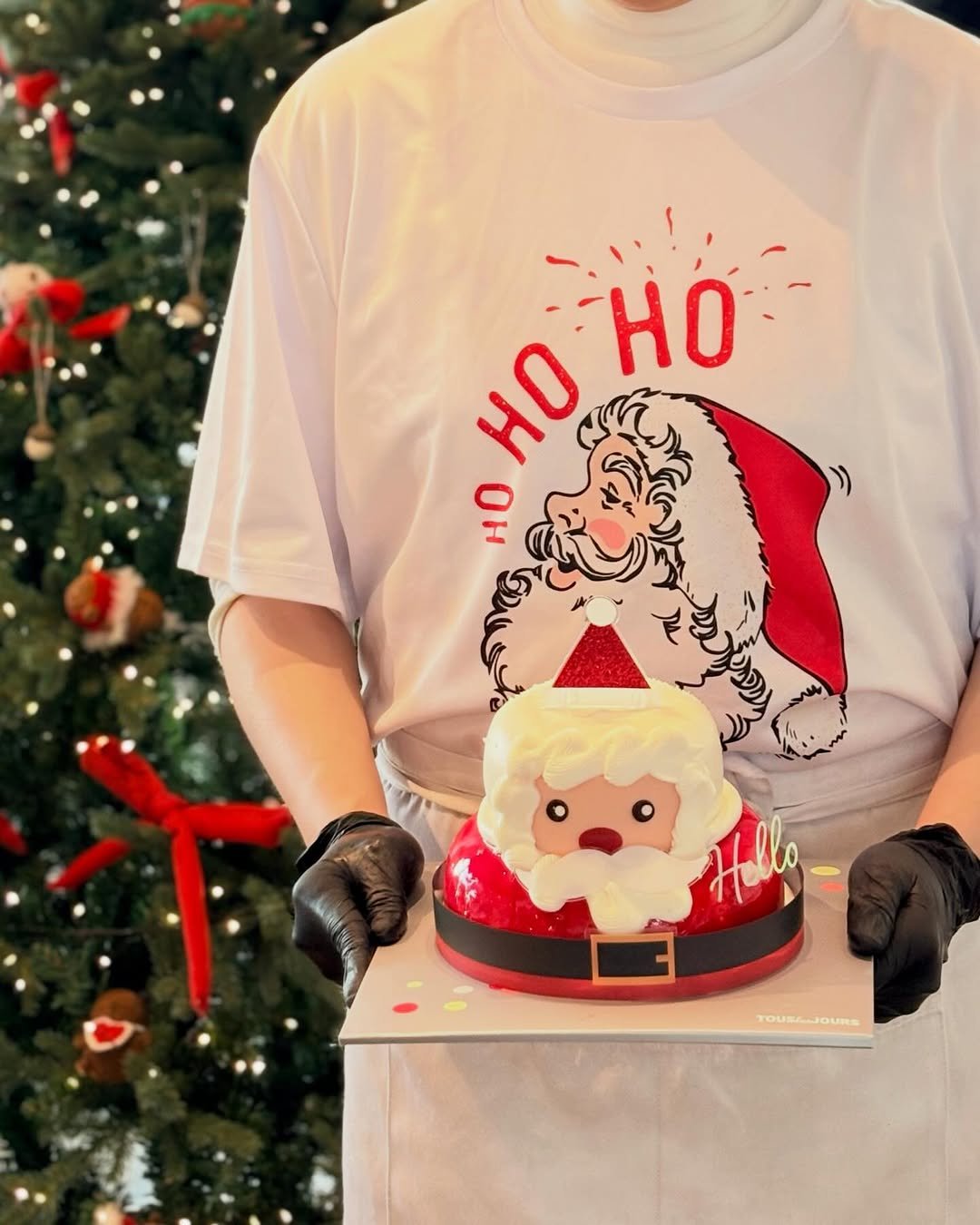 Photo shared by 송도 브런치 카페 테리토리 on December 24, 2025 tagging @territory_official_. May be an image of cake, gingerbread cookie, christmas tree, snowman, fruitcake, sweater and text that says 'HO HO HO ARI TOUSANJOUNS GURE'.