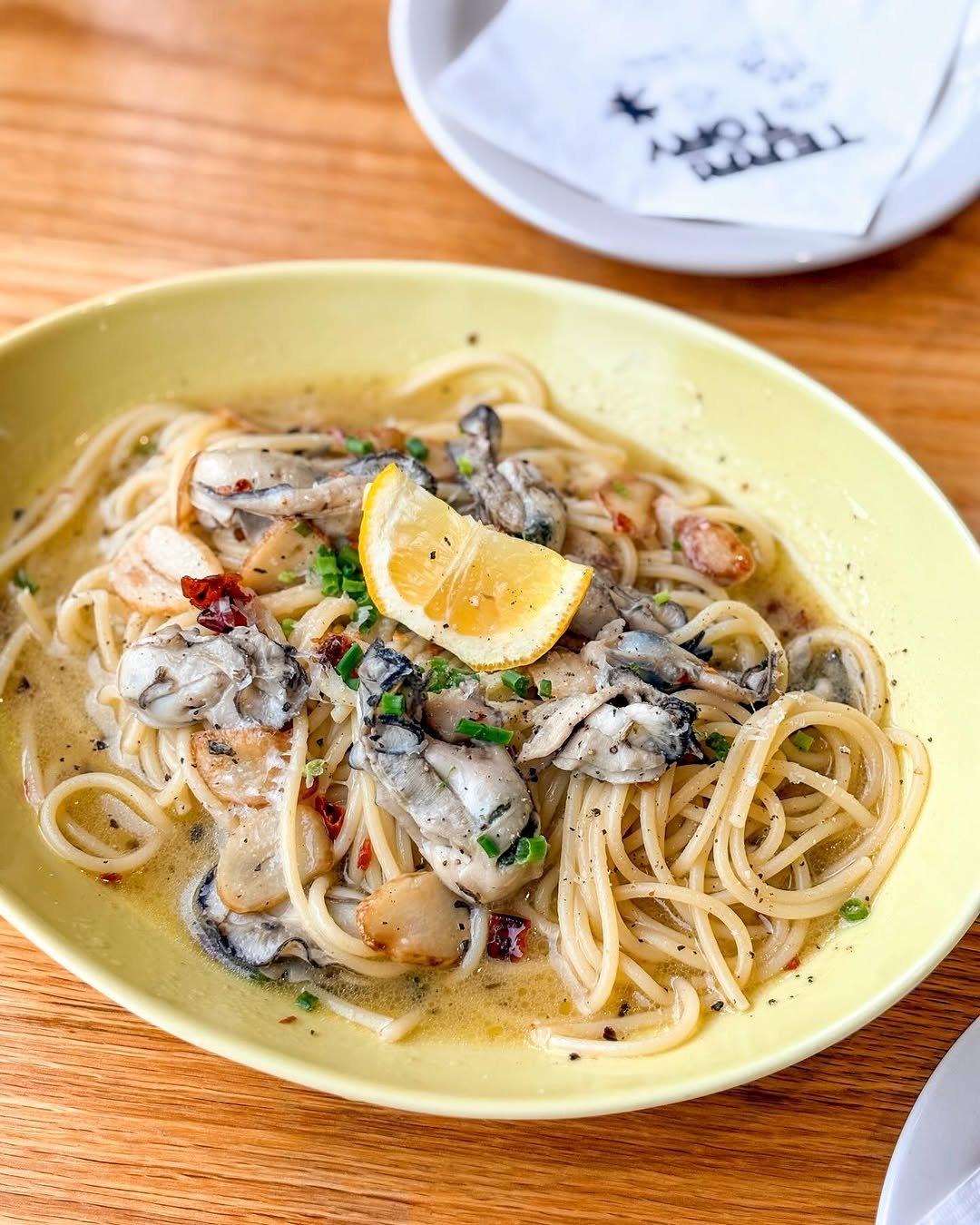 Photo shared by 송도 브런치 카페 테리토리 on December 28, 2025 tagging @territory_official_. May be an image of pasta, ramen, noodles, spaghetti, shellfish and text.