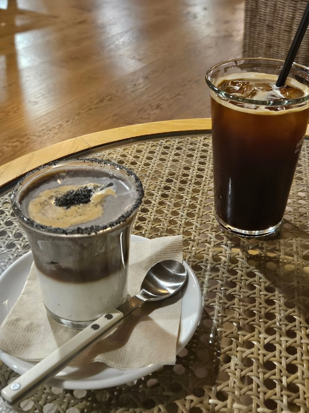 Photo by 취미부자 테소로의 독서기록 on January 26, 2026. May be an image of dessert, coffee, coffee cup, cappuccino and text.