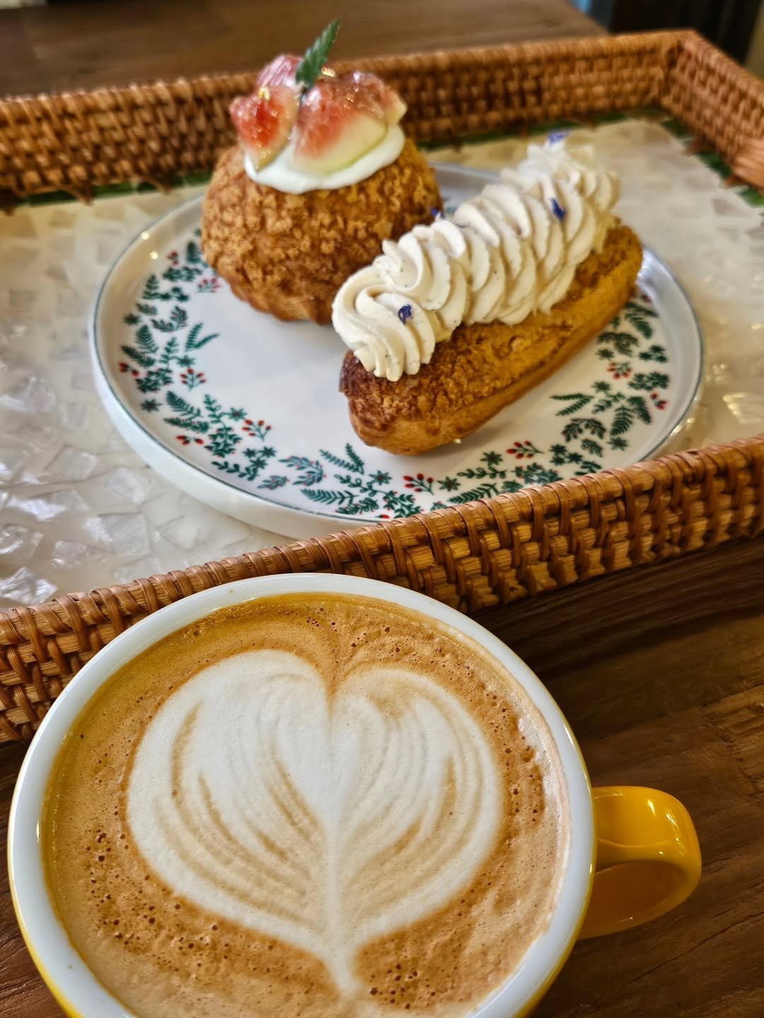 Photo by 취미부자 테소로의 독서기록 on April 11, 2026. May be an image of coffee, eclair, cappuccino and text.