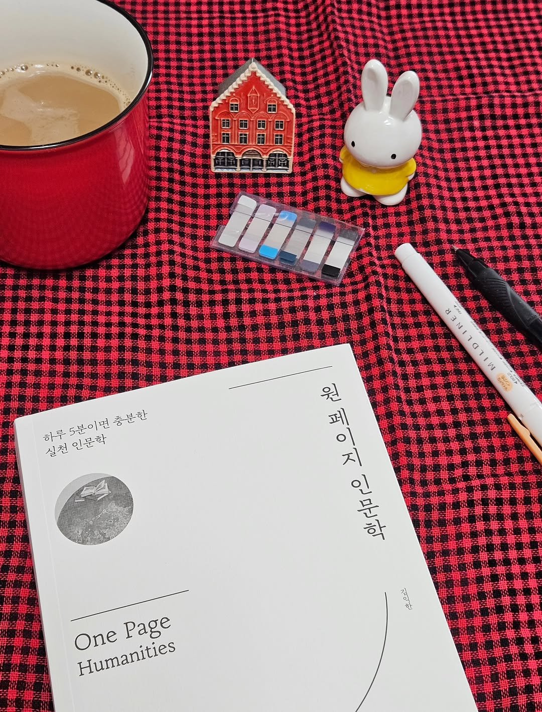 Photo shared by 취미부자 테소로의 독서기록 on December 10, 2025 tagging @jiinpill21. May be an image of diary, coffee cup, pen, book, calendar, clipboard and text that says '.ရေးါ 6평0 하루 5분이면 하무5분이면충분칼 5분 이면 충분한 실천인문학 인문학 실천 ชามรรลารพ 원 캐키 지 페 이 흔 평전 影 문 인 학 食民品 OnePage One Humanities Page'.